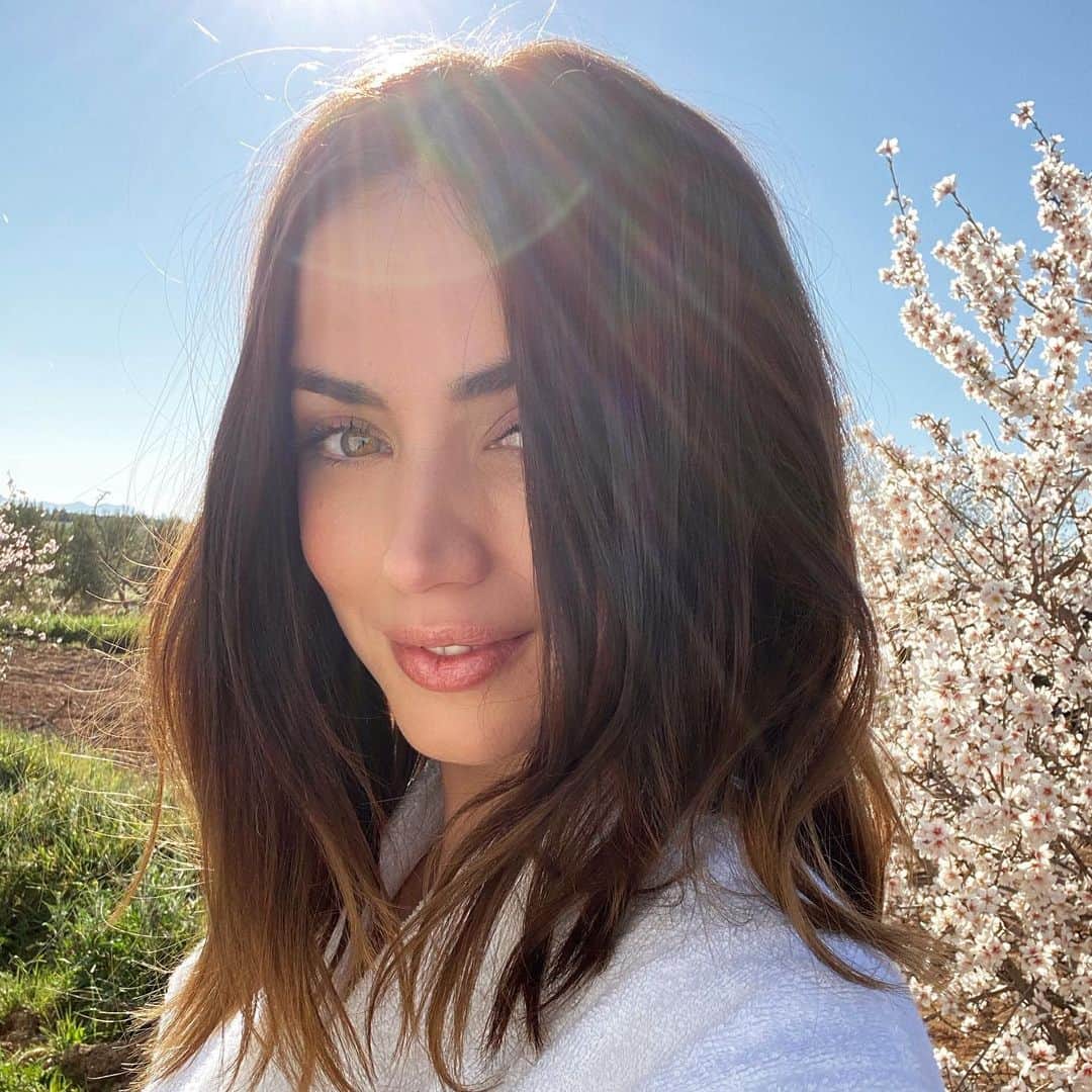 アナ・デ・アルマスのインスタグラム：「🦋🌸」