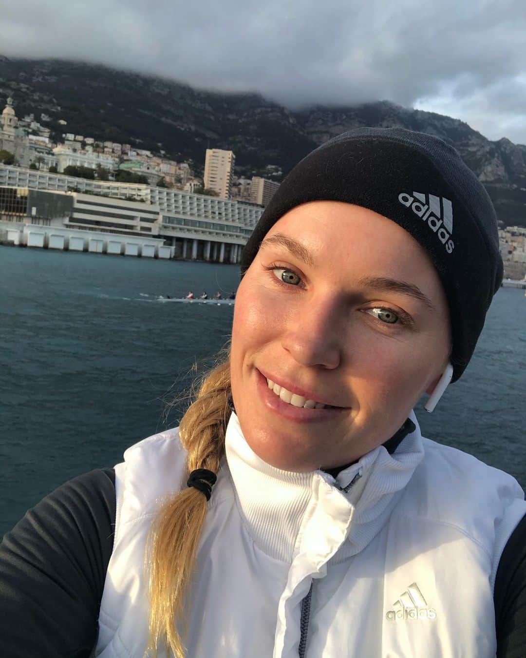 CarolineWozniackiさんのインスタグラム写真 - (CarolineWozniackiInstagram)「I was struggling big time on my run today! This picture was a good excuse to stop and take a little break 😂 it’s also proof that I left my couch😜 #nofilter #monaco」2月22日 5時26分 - carowozniacki