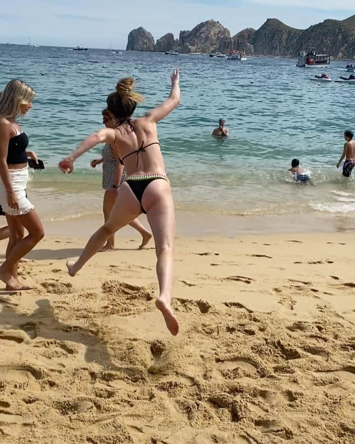 Hannah Stockingのインスタグラム：「Chasing the man of my dreams like... 😤🤘」