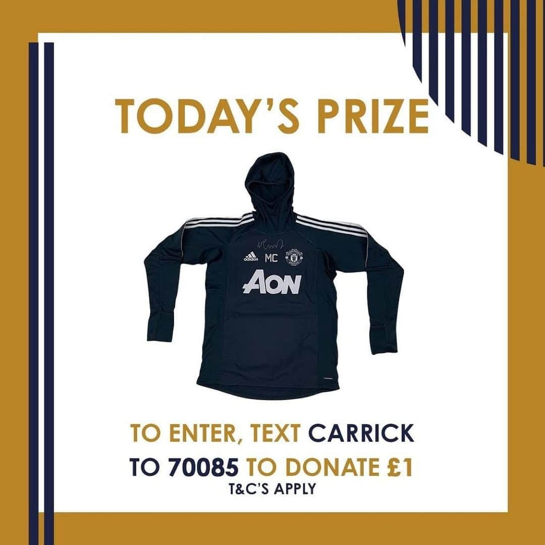 マイケル・キャリックさんのインスタグラム写真 - (マイケル・キャリックInstagram)「Here’s a chance to win my first coaches training top signed by myself.  Repost from @michaelcarrickfoundation • It's Day 5⃣ of #carrickssuper16 and you can be in with the chance of winning Michael's Manchester United Coaching Jersey from the 2018/19 Season.🌟 💭Did you know that our programmes, Carrick's Street Reds and Carrick's Kicks, not only give youngsters the chance to play football but also help them develop the skills they need to lead and coach too? ⚽️ 🤳Text 'CARRICK' to 70085 to donate £1 and be entered into today's prize draw or you can donate and enter via the Instagram or Facebook donation button! ❤️£1 = 1 entry!  Keep an eye on our Instagram story for regular updates and to see our prize draw winners! 👏」2月22日 5時20分 - carras16