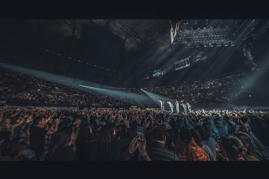 ニック・カーターさんのインスタグラム写真 - (ニック・カーターInstagram)「What a warm welcome back to Mexico! We got to celebrate @rokspics with so many of you. Gracias 🇲🇽 see you tonight for round two! #dnaworldtour #bsbcdmx1 📸 @justinrsegura」2月22日 5時28分 - nickcarter