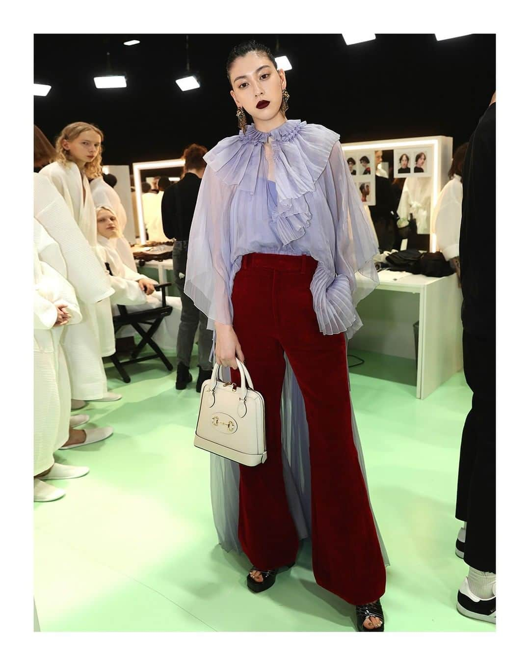 グッチさんのインスタグラム写真 - (グッチInstagram)「Wearing #GucciSS20 and carrying the new #Gucci1955Horsebit bag, @miyoshi.aa attended the #GucciFW20 women’s show. Captured together in the backstage: @yoyokulala, @susiebubble and @veronikaheilbrunner—all dressed in #Gucci by @alessandro_michele. Discover more through link in bio. #AlessandroMichele #mfw #GucciTheRitual」2月22日 5時30分 - gucci