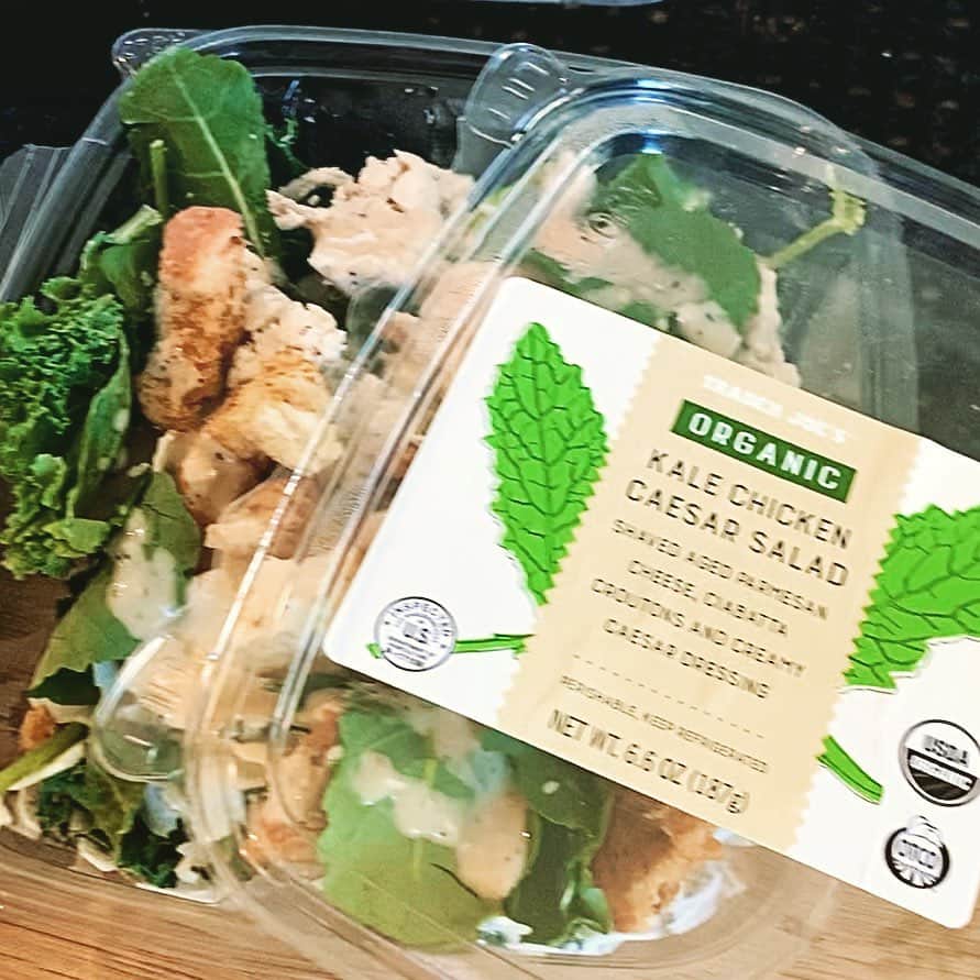 筑間はこべのインスタグラム：「Feb.19 2020 ① LasVegas 朝&昼🍴  #traderjoes #kale #salad #サラダ #haveagoodmorning #chiken #ヘルシー #ダイエット #healthy  #セナちゃん #stephanie #ありがとう #ラスベガスで一番美味しいうどん #手打ち #日本人経営 #和食 #oodlenoodle #lasvegas  #食レポ」