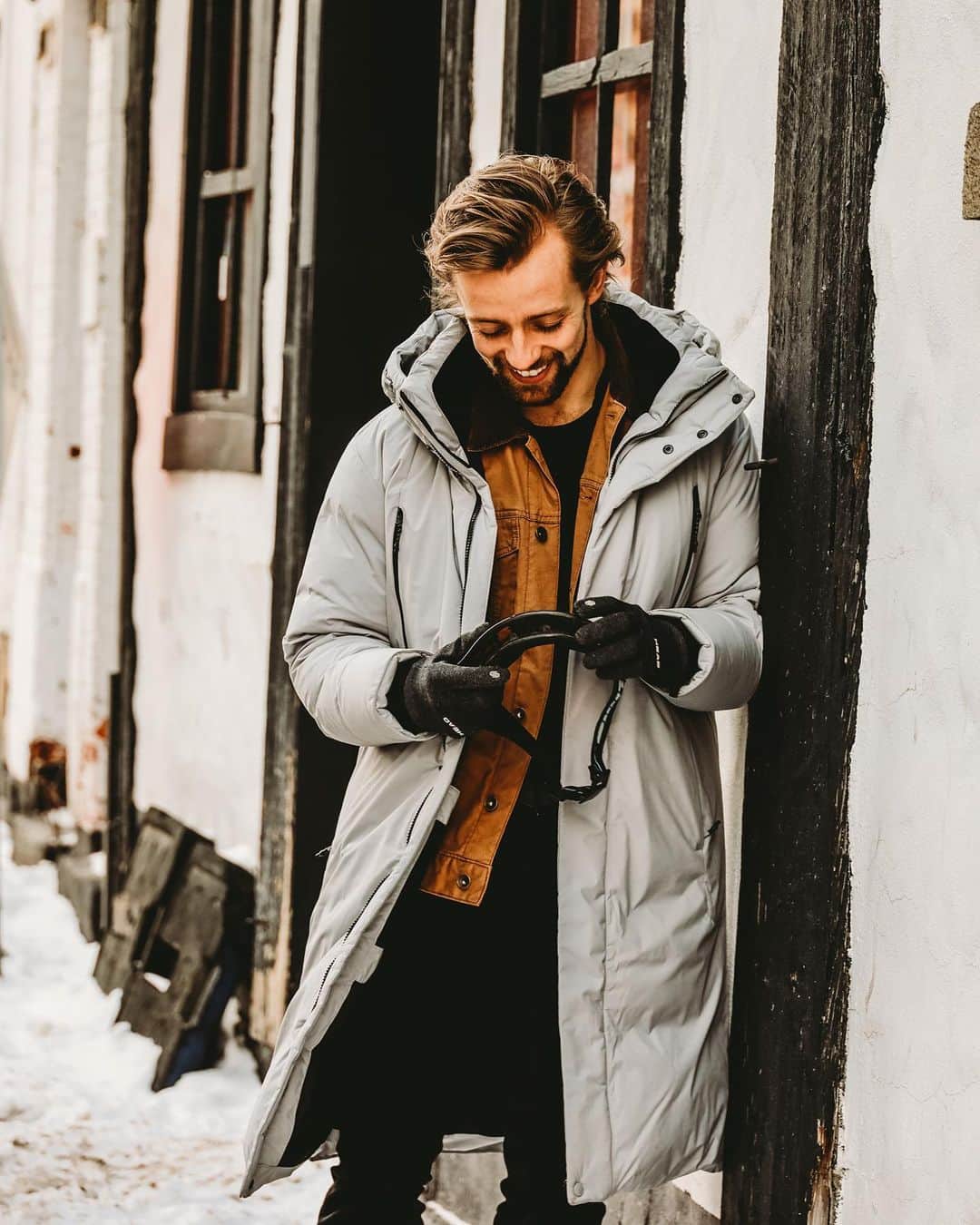ジャン＝リュック・ベイカーのインスタグラム：「Expectation vs Reality 📷: @la_fille_en_jeans  #mtlmoments #mtlphotos #mtl #jeanlucbaker #mtlfashion #mtlstreet #mtlstreetstyle #winter #skigoggles #alpenhaus」