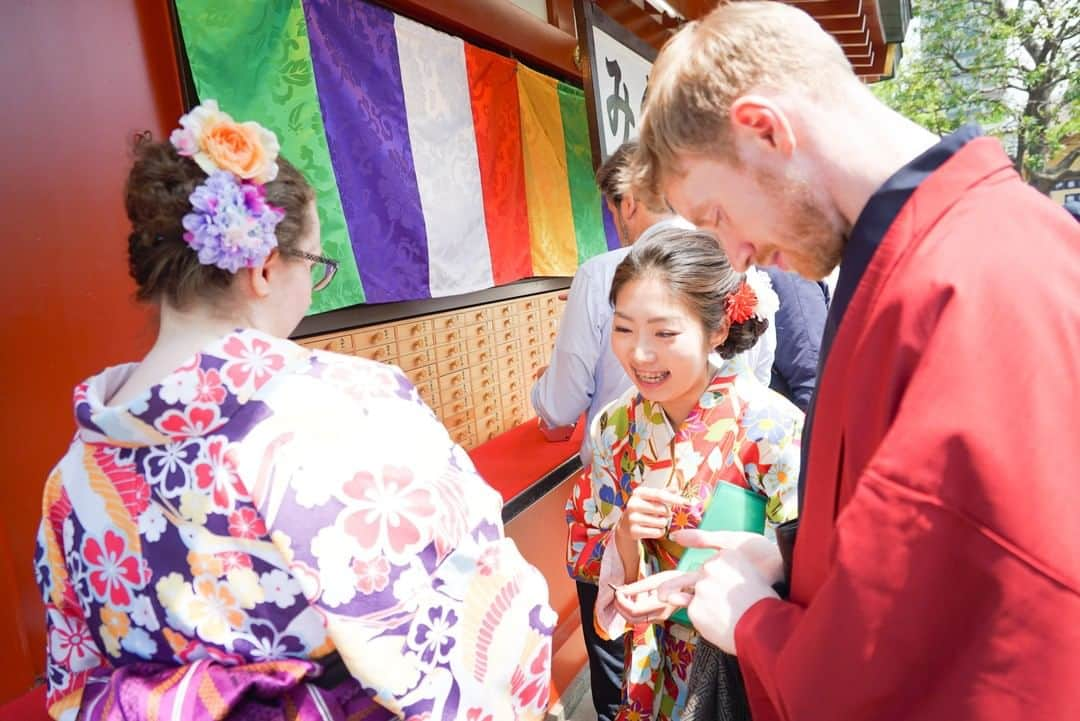 MagicalTripさんのインスタグラム写真 - (MagicalTripInstagram)「Hello! This is MagicalTrip @magicaltripcom. Did you check the tour we introduced yesterday? Today, let me introduce one unique experience we have in Kyoto!! We just published Kyoto Kimono Photography Tour in Gion. I really recommend this tour especially to those who would like to post beautiful and gorgeous pictures of you on IG or wherever.  You will be outstanding wearing Kimono (Japanese traditional cloth). Kyoto old town is the best place to take photos with you wearing Kimono. A lot of travelers misunderstand that, if foreign tourists wear Kimono, it is weird. This is totally wrong!! I am sure that Kimono fill fit you and it looks good on you.  You will walk around famous locations in Kyoto (Gion and Kiyomizu area). On the way, you will know and touch Japanese culture and history in Kyoto. Our guide will take you through these places (shrines and temples) and explain these. Plus, photos! how amazing haha  If you are interested, please check out the tour from the link in the bio! @magicaltripcom  #magicaltrip #magicaltripcom #walkwithlocals #traveldeeper #localguide #localguides #japantravel #japantrip #japanbeauty #japannature #japantour #kyoto #kyototour #kyototrip #barhopping #kyotofood #kyotonature #kyotolocal #kyotogram #instakyoto #kimono #japanesetradition #kyotophoto #instagramer #igmodel #kimonoexperience #kiyomizu #yasaka #gion #photography」2月21日 21時00分 - magicaltripcom