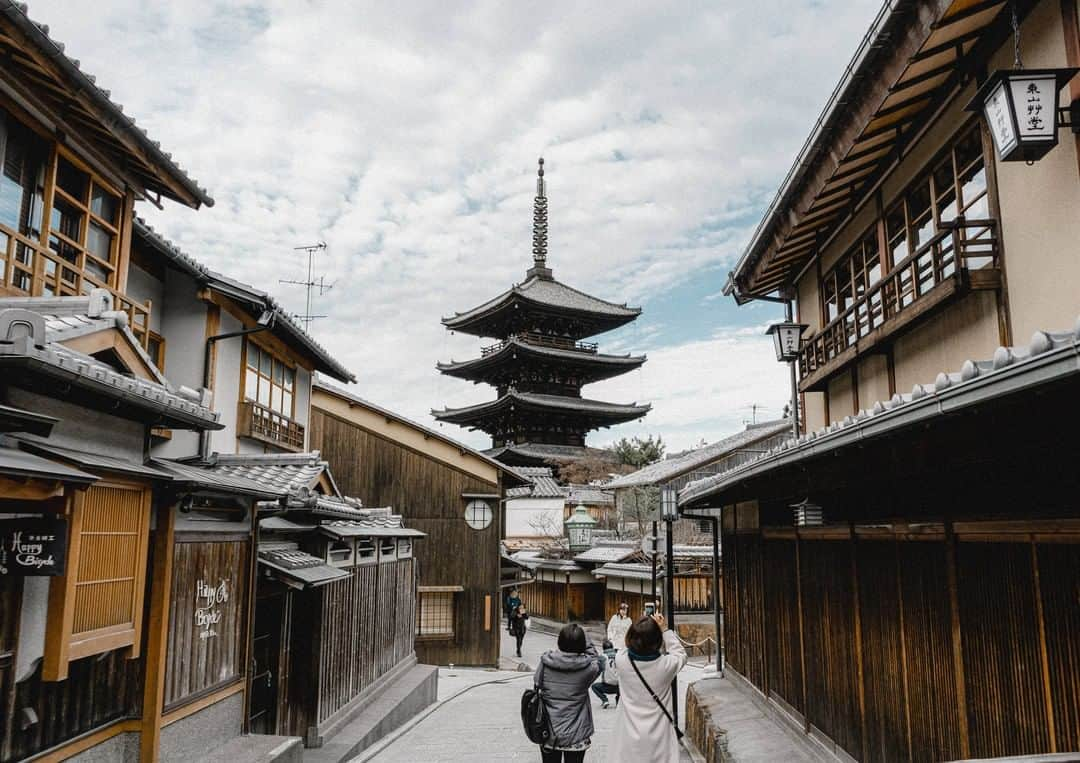 MagicalTripさんのインスタグラム写真 - (MagicalTripInstagram)「Hello! This is MagicalTrip @magicaltripcom. Did you check the tour we introduced yesterday? Today, let me introduce one unique experience we have in Kyoto!! We just published Kyoto Kimono Photography Tour in Gion. I really recommend this tour especially to those who would like to post beautiful and gorgeous pictures of you on IG or wherever.  You will be outstanding wearing Kimono (Japanese traditional cloth). Kyoto old town is the best place to take photos with you wearing Kimono. A lot of travelers misunderstand that, if foreign tourists wear Kimono, it is weird. This is totally wrong!! I am sure that Kimono fill fit you and it looks good on you.  You will walk around famous locations in Kyoto (Gion and Kiyomizu area). On the way, you will know and touch Japanese culture and history in Kyoto. Our guide will take you through these places (shrines and temples) and explain these. Plus, photos! how amazing haha  If you are interested, please check out the tour from the link in the bio! @magicaltripcom  #magicaltrip #magicaltripcom #walkwithlocals #traveldeeper #localguide #localguides #japantravel #japantrip #japanbeauty #japannature #japantour #kyoto #kyototour #kyototrip #barhopping #kyotofood #kyotonature #kyotolocal #kyotogram #instakyoto #kimono #japanesetradition #kyotophoto #instagramer #igmodel #kimonoexperience #kiyomizu #yasaka #gion #photography」2月21日 21時00分 - magicaltripcom