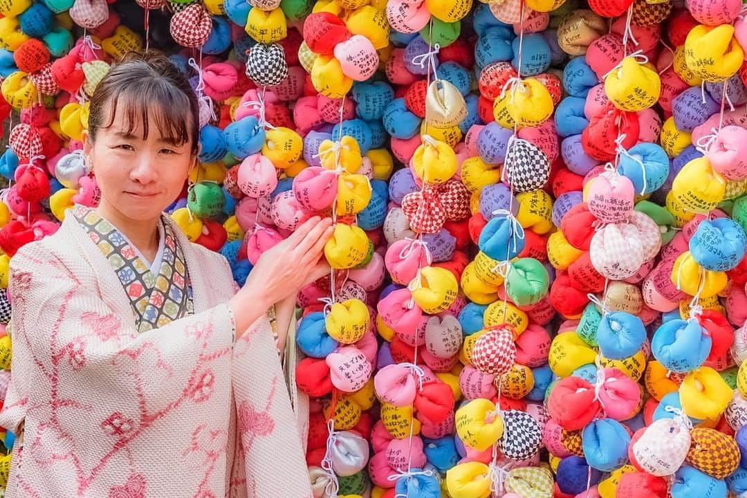 MagicalTripさんのインスタグラム写真 - (MagicalTripInstagram)「Hello! This is MagicalTrip @magicaltripcom. Did you check the tour we introduced yesterday? Today, let me introduce one unique experience we have in Kyoto!! We just published Kyoto Kimono Photography Tour in Gion. I really recommend this tour especially to those who would like to post beautiful and gorgeous pictures of you on IG or wherever.  You will be outstanding wearing Kimono (Japanese traditional cloth). Kyoto old town is the best place to take photos with you wearing Kimono. A lot of travelers misunderstand that, if foreign tourists wear Kimono, it is weird. This is totally wrong!! I am sure that Kimono fill fit you and it looks good on you.  You will walk around famous locations in Kyoto (Gion and Kiyomizu area). On the way, you will know and touch Japanese culture and history in Kyoto. Our guide will take you through these places (shrines and temples) and explain these. Plus, photos! how amazing haha  If you are interested, please check out the tour from the link in the bio! @magicaltripcom  #magicaltrip #magicaltripcom #walkwithlocals #traveldeeper #localguide #localguides #japantravel #japantrip #japanbeauty #japannature #japantour #kyoto #kyototour #kyototrip #barhopping #kyotofood #kyotonature #kyotolocal #kyotogram #instakyoto #kimono #japanesetradition #kyotophoto #instagramer #igmodel #kimonoexperience #kiyomizu #yasaka #gion #photography」2月21日 21時00分 - magicaltripcom