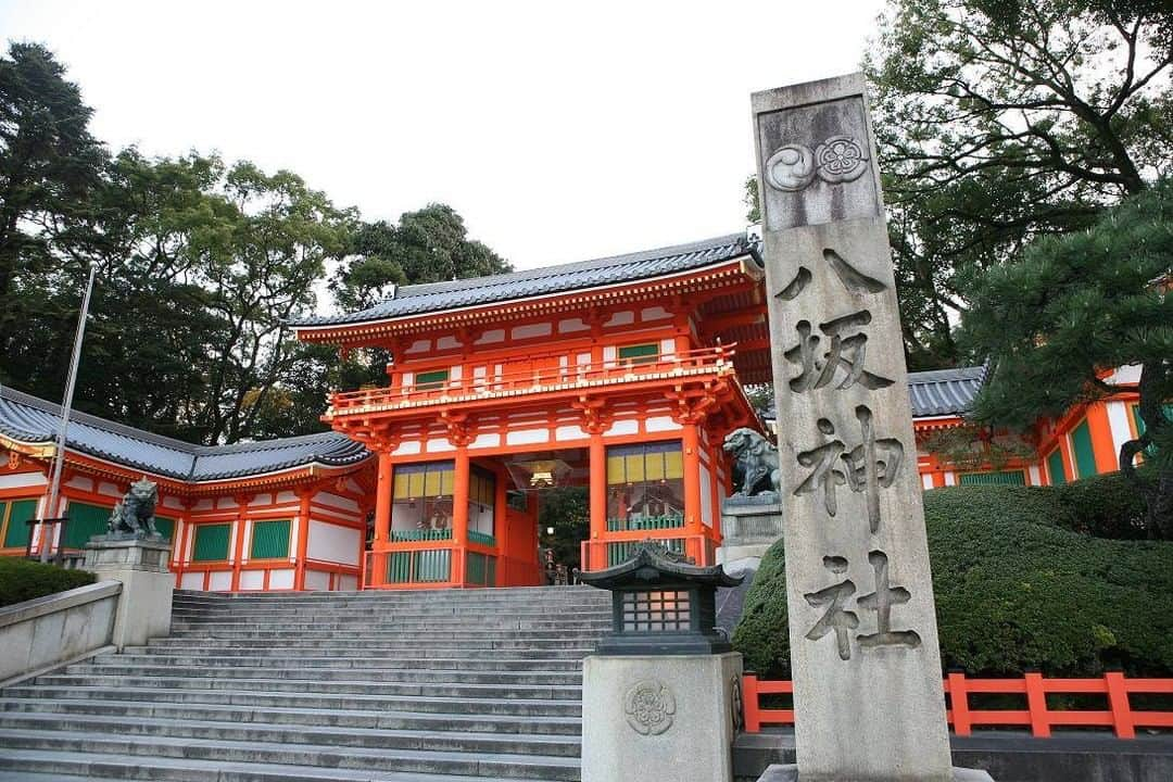 MagicalTripさんのインスタグラム写真 - (MagicalTripInstagram)「Hello! This is MagicalTrip @magicaltripcom. Did you check the tour we introduced yesterday? Today, let me introduce one unique experience we have in Kyoto!! We just published Kyoto Kimono Photography Tour in Gion. I really recommend this tour especially to those who would like to post beautiful and gorgeous pictures of you on IG or wherever.  You will be outstanding wearing Kimono (Japanese traditional cloth). Kyoto old town is the best place to take photos with you wearing Kimono. A lot of travelers misunderstand that, if foreign tourists wear Kimono, it is weird. This is totally wrong!! I am sure that Kimono fill fit you and it looks good on you.  You will walk around famous locations in Kyoto (Gion and Kiyomizu area). On the way, you will know and touch Japanese culture and history in Kyoto. Our guide will take you through these places (shrines and temples) and explain these. Plus, photos! how amazing haha  If you are interested, please check out the tour from the link in the bio! @magicaltripcom  #magicaltrip #magicaltripcom #walkwithlocals #traveldeeper #localguide #localguides #japantravel #japantrip #japanbeauty #japannature #japantour #kyoto #kyototour #kyototrip #barhopping #kyotofood #kyotonature #kyotolocal #kyotogram #instakyoto #kimono #japanesetradition #kyotophoto #instagramer #igmodel #kimonoexperience #kiyomizu #yasaka #gion #photography」2月21日 21時00分 - magicaltripcom