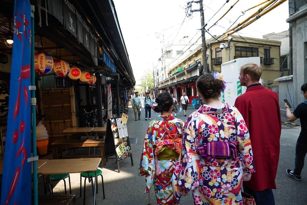 MagicalTripさんのインスタグラム写真 - (MagicalTripInstagram)「Hello! This is MagicalTrip @magicaltripcom. Did you check the tour we introduced yesterday? Today, let me introduce one unique experience we have in Kyoto!! We just published Kyoto Kimono Photography Tour in Gion. I really recommend this tour especially to those who would like to post beautiful and gorgeous pictures of you on IG or wherever.  You will be outstanding wearing Kimono (Japanese traditional cloth). Kyoto old town is the best place to take photos with you wearing Kimono. A lot of travelers misunderstand that, if foreign tourists wear Kimono, it is weird. This is totally wrong!! I am sure that Kimono fill fit you and it looks good on you.  You will walk around famous locations in Kyoto (Gion and Kiyomizu area). On the way, you will know and touch Japanese culture and history in Kyoto. Our guide will take you through these places (shrines and temples) and explain these. Plus, photos! how amazing haha  If you are interested, please check out the tour from the link in the bio! @magicaltripcom  #magicaltrip #magicaltripcom #walkwithlocals #traveldeeper #localguide #localguides #japantravel #japantrip #japanbeauty #japannature #japantour #kyoto #kyototour #kyototrip #barhopping #kyotofood #kyotonature #kyotolocal #kyotogram #instakyoto #kimono #japanesetradition #kyotophoto #instagramer #igmodel #kimonoexperience #kiyomizu #yasaka #gion #photography」2月21日 21時00分 - magicaltripcom