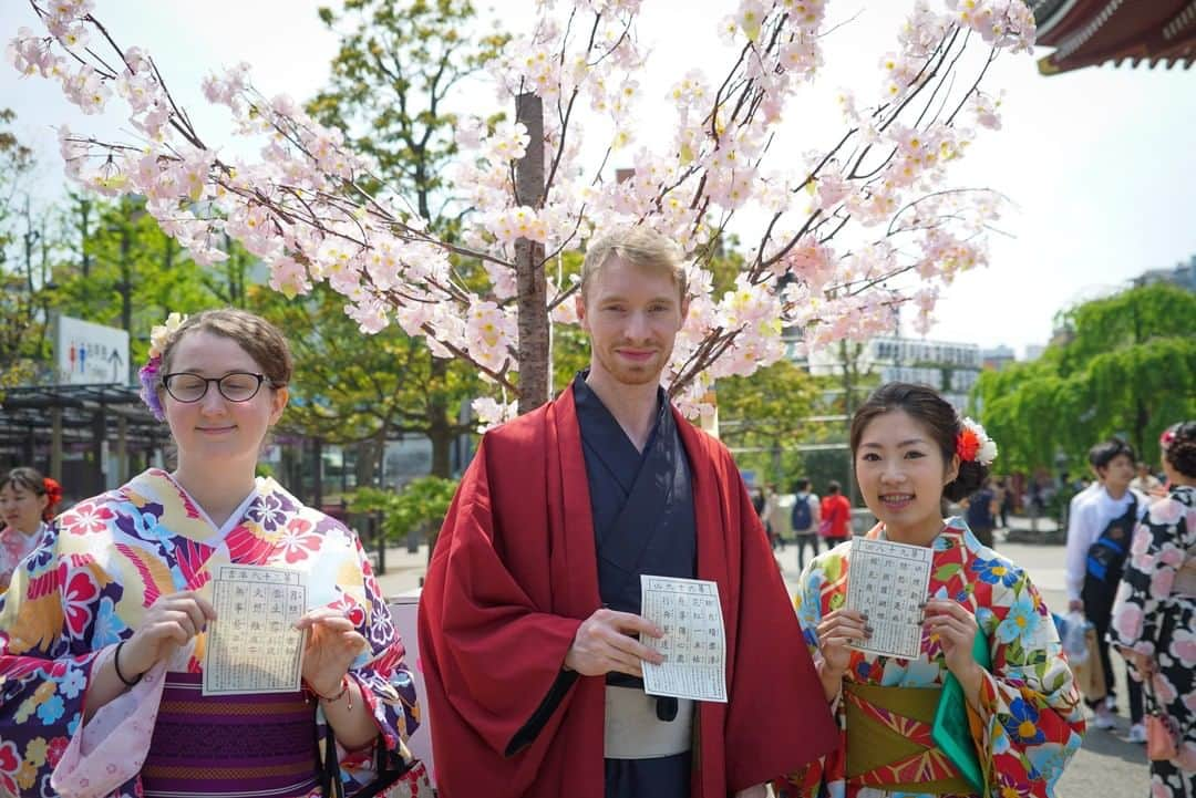 MagicalTripのインスタグラム：「Hello! This is MagicalTrip @magicaltripcom. Did you check the tour we introduced yesterday? Today, let me introduce one unique experience we have in Kyoto!! We just published Kyoto Kimono Photography Tour in Gion. I really recommend this tour especially to those who would like to post beautiful and gorgeous pictures of you on IG or wherever.  You will be outstanding wearing Kimono (Japanese traditional cloth). Kyoto old town is the best place to take photos with you wearing Kimono. A lot of travelers misunderstand that, if foreign tourists wear Kimono, it is weird. This is totally wrong!! I am sure that Kimono fill fit you and it looks good on you.  You will walk around famous locations in Kyoto (Gion and Kiyomizu area). On the way, you will know and touch Japanese culture and history in Kyoto. Our guide will take you through these places (shrines and temples) and explain these. Plus, photos! how amazing haha  If you are interested, please check out the tour from the link in the bio! @magicaltripcom  #magicaltrip #magicaltripcom #walkwithlocals #traveldeeper #localguide #localguides #japantravel #japantrip #japanbeauty #japannature #japantour #kyoto #kyototour #kyototrip #barhopping #kyotofood #kyotonature #kyotolocal #kyotogram #instakyoto #kimono #japanesetradition #kyotophoto #instagramer #igmodel #kimonoexperience #kiyomizu #yasaka #gion #photography」