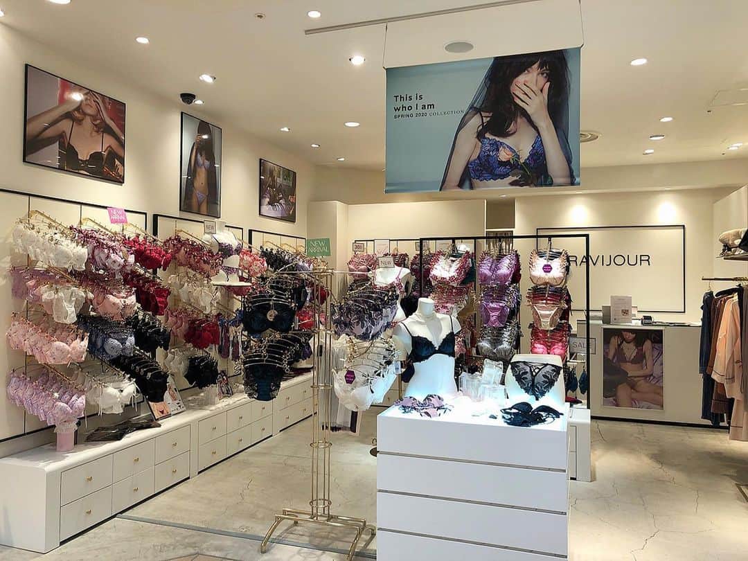 Ravijour札幌4丁目プラザ店のインスタグラム：「本日は皆様が少しでも気軽に遊びに来られるように店内のご紹介をさせて頂きます💓💓 詳しくはブログ更新したのでTOPから飛んでご覧下さい✨  #ravijourstaff  #ravijour_official  #ラヴィジュール #ravijoursapporo」