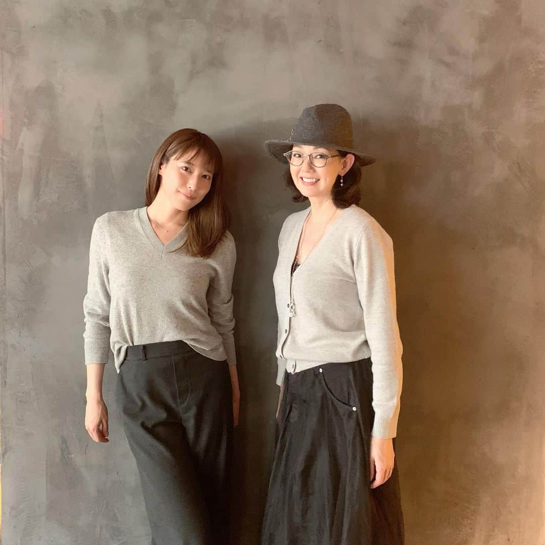 とよた真帆さんのインスタグラム写真 - (とよた真帆Instagram)「前の事務所でご一緒だった#井上奈々 ちゃんとお茶してきましたよ🙂😊 奈々ちゃんは#台湾 の#芸能界 に#チャレンジ したりとても#頑張り屋さん 。話していると良い #刺激 をもらえます🌹 合わせていないのに偶然 #ペアルック 風で笑っちゃいました😆  2枚目は最近一日中聴いている #kinggnu の#アルバム  #車 の中や#リビング でもずっとかけてます😆 #アーティスト応援 をする時は絶対CDを購入しますよ〜😆👍 それにしても#キングヌー 最高！ #井口理 さんの歌声、技術はもちろん。面白さもツボで#大好き。たまりません🥰#常田大希 さん #カッコよすぎ #天は何ぶつ与えるんだ （笑）  #maho#mahostyle #fashion  #本日のオススメ #cd」2月21日 21時05分 - maho_toyota