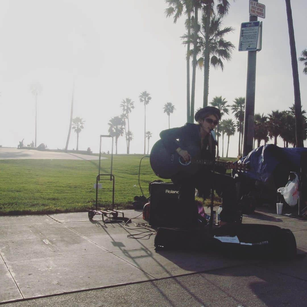 雅-MIYAVI-さんのインスタグラム写真 - (雅-MIYAVI-Instagram)「On the street in Venice. When I came to Los Angeles over 10yrs ago, I was playing the guitar right here. I knew nothing, I had nothing either. I was not even able to speak English so I had no idea what people were talking about (I still have the same problem with my tour crew members tho. Lol) I’m still pursuing my dream. But one thing for sure is that the guitar and the music brought me to where I am and to give back to music by sharing positivity and power through music is one of my biggest missions. Thank you guitar, thank you #Music!!!! 🙏🏻ヴェニスの路上にて。２５になってロサンゼルスに来た時、ここでギターを弾いてた。「通り過ぎてく人たちをどうやって立ち止まらせられるか」そんなことばっか考えて無我夢中に弾いてたなあ。何も知らなかったし、何も無かった。英語も喋れなかったから、まわりの人たちが何言ってるか全くわからなかった。(今でもツアークルーのメンバー何言ってるかわかんない時あるけど。笑) まだまだ夢の途中だけど、一つ確かなことは、ギター、そして音楽が、今ぼくがいるここに連れて来てくれたということ。その音楽を通じて人々にポジティブなパワーを与えること、それが僕の使命の一つです。ありがとうギター、ありがとう音楽！！！！🙏🏻🙏🏻😌💯」2月21日 21時15分 - miyavi_ishihara