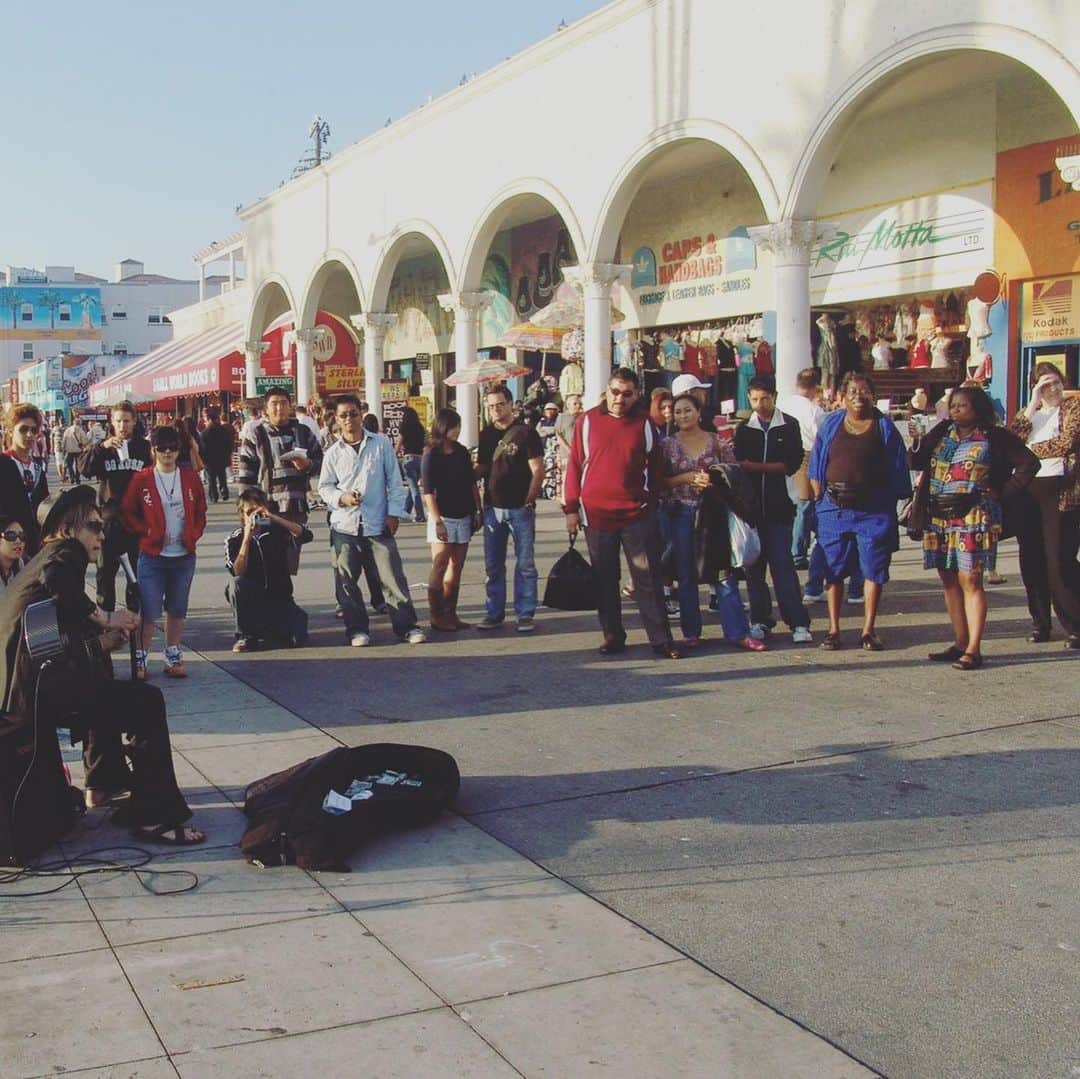 雅-MIYAVI-さんのインスタグラム写真 - (雅-MIYAVI-Instagram)「On the street in Venice. When I came to Los Angeles over 10yrs ago, I was playing the guitar right here. I knew nothing, I had nothing either. I was not even able to speak English so I had no idea what people were talking about (I still have the same problem with my tour crew members tho. Lol) I’m still pursuing my dream. But one thing for sure is that the guitar and the music brought me to where I am and to give back to music by sharing positivity and power through music is one of my biggest missions. Thank you guitar, thank you #Music!!!! 🙏🏻ヴェニスの路上にて。２５になってロサンゼルスに来た時、ここでギターを弾いてた。「通り過ぎてく人たちをどうやって立ち止まらせられるか」そんなことばっか考えて無我夢中に弾いてたなあ。何も知らなかったし、何も無かった。英語も喋れなかったから、まわりの人たちが何言ってるか全くわからなかった。(今でもツアークルーのメンバー何言ってるかわかんない時あるけど。笑) まだまだ夢の途中だけど、一つ確かなことは、ギター、そして音楽が、今ぼくがいるここに連れて来てくれたということ。その音楽を通じて人々にポジティブなパワーを与えること、それが僕の使命の一つです。ありがとうギター、ありがとう音楽！！！！🙏🏻🙏🏻😌💯」2月21日 21時15分 - miyavi_ishihara
