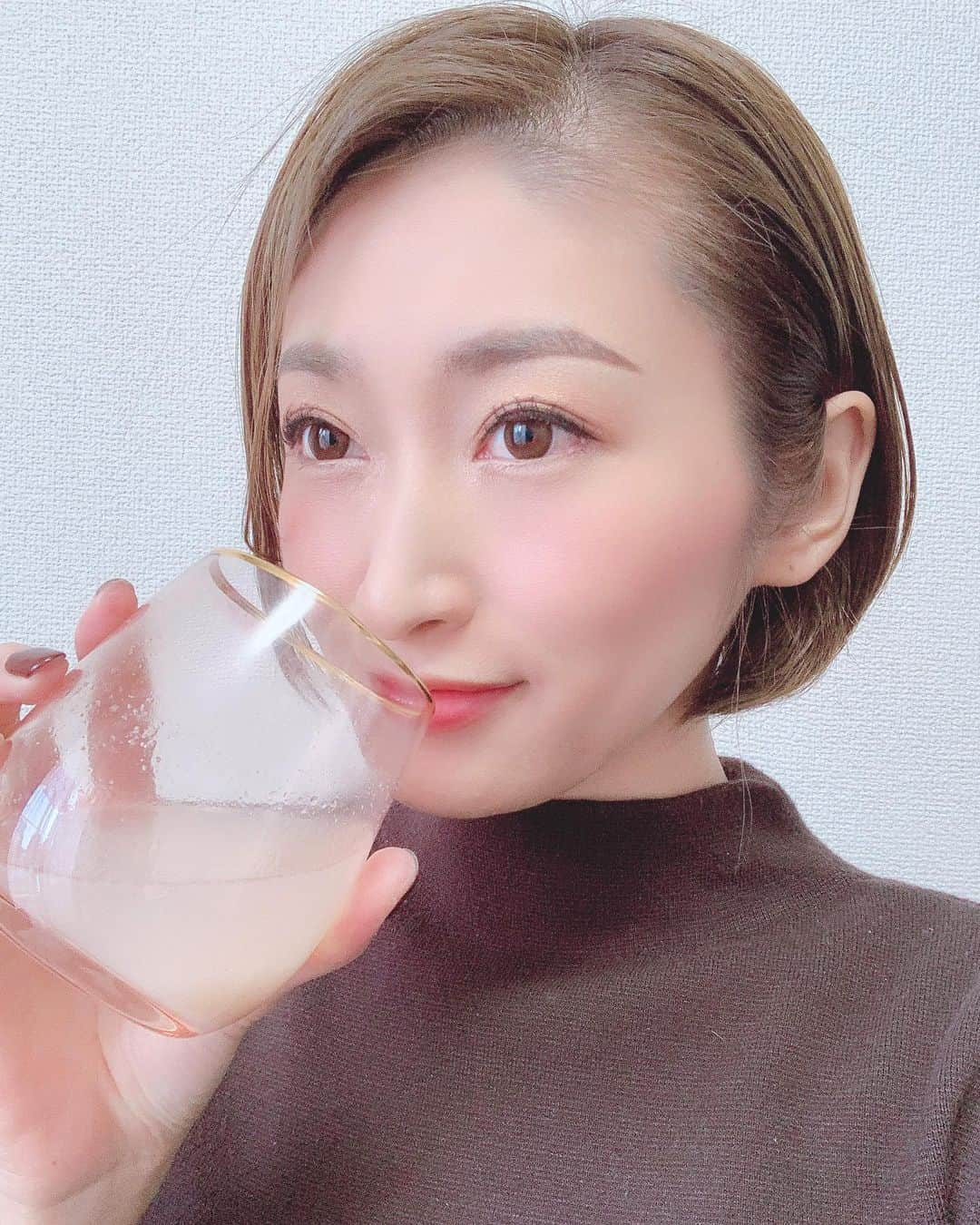 三井菜那さんのインスタグラム写真 - (三井菜那Instagram)「30歳を超えて 以前より代謝が落ち、 スタイル維持が難しくなってきた気がして ヨガやトレーニングを取り入れているのですが、 体の内側からのケアも大切だなぁと思って、 腸活ドリンク「binaris」で 腸活をはじめました🧘‍♂🧘 @binaris_official  ㅤㅤㅤㅤㅤㅤㅤㅤㅤㅤㅤㅤㅤ  国産の多穀麹がデブ菌を減らして痩せ菌を増やしてくれるらしいんだけど、 binarisには その多穀麹をはじめ、 乳酸菌などがたくさん配合されているの😳！ ㅤㅤㅤㅤㅤㅤㅤㅤㅤㅤㅤㅤㅤ  飲みはじめて1週間ほどですが、 夜遅くにご飯を食べても体重が増えなかったり、 便通が改善したりして調子が良い気がします◎ ㅤㅤㅤㅤㅤㅤㅤㅤㅤㅤㅤㅤㅤ 水に溶かすだけだからサッと飲めるし ジュース感覚で飲めるのもうれしい🙆 続けて飲んでみようっと🤗  ㅤㅤㅤㅤㅤㅤㅤㅤㅤㅤㅤㅤㅤ  #binaris #ビナリス #腸活 #美活 #腸から綺麗になる #デブ菌 #ヤセ菌  #pr」2月21日 21時09分 - nana.0312