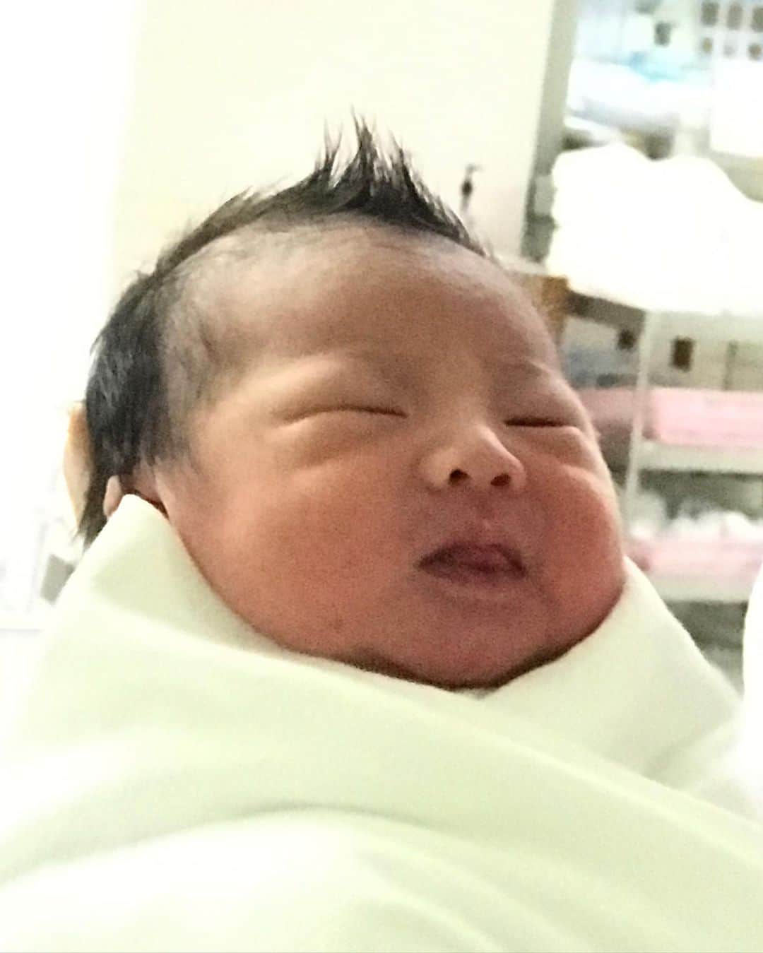 BamBam のインスタグラム：「มีหลานแล้ว😢🥺 i’m still not ready to be uncle!!!! @goodiie.ananya @oxbeerxo」