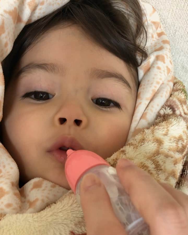 のインスタグラム：「唐突に始まる赤ちゃんごっこ😂 まず毛布を自分で持ってきて、包め包めコール→〇〇を食べさせろ、ミルクを飲ませろと指示→一通り満足したら今度はママが赤ちゃんになれと強要。 なんとも注文の多い、よく喋る赤ちゃんだこと🤷🏻‍♀️笑 あと、赤ちゃんごっこで甘えている時は、何故か「ママおかあしゃん」と呼んできます🤣😂✨ (自分の事はルカベイビー🍼) Here is a big Ruka baby! She likes to play at pretending to be a little baby. But this baby is so bossy and makes me do lots of things🤣haha #play#bossy#baby#kid#justbaby#instababy#cute#love#happy#smile#funny#赤ちゃん#ごっこ遊び#子供#育児#子育て#親バカ部#ベビフル#ママ#コドモノ」