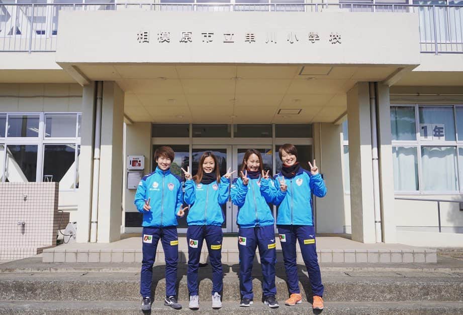 のインスタグラム：「.. 串川小学校へ お邪魔してきました🏫⚽️ . 休憩時間に フルピッチで鬼ごっこが 始まるくらいパワフルで 人懐っこいみんな！ . . ギオンスタジアムで また会おうね🏟💪 . ありがとうございました😊 . #ノジマステラ #ノジマステラ神奈川相模原 #串川小学校 #サッカー教室 #佐々木美和 #鈴木綾華 #松田早和」