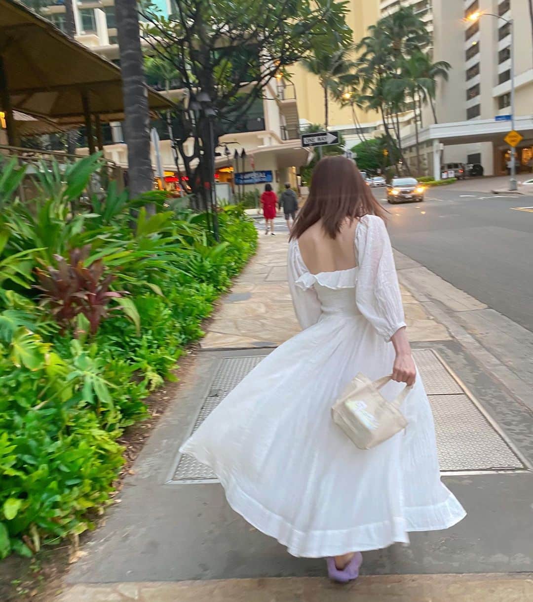黒坂優香子さんのインスタグラム写真 - (黒坂優香子Instagram)「♡ ・ ・ 今日は朝から一日撮影でした♡ 出来上がりが楽しみだ👼 ・ ・ 衣装とかまだ載せられないので ハワイの写真を🌺 ・ ・ ハワイで買ったワンピース。 @freepeople  生地が柔らかくて着心地が良くて、 ウエストはきゅっと、スカートはふわっとな大好きなシルエット。 見た瞬間にときめいたワンピース🦢 ・ ・ 海外に行くとカラフルな服や派手な服、日常で着るのを少し躊躇うものでも堂々と着れちゃう。 でも！！ どこにいたって何歳になったって その気持ちを持っていたいなぁと。 人の目を気にせずに(もちろんTPOは考えた上で) 自由にファッションやおしゃれを楽しむ人になりたいな✨ ・ ・ 普段は仕事で中々自由な服装を出来なくても、お休みの日は思いっきり自分の好きな服を着て、メイクをして、わくわくしてほしい🙏✨ ・ ・ 自分で自分をご機嫌にしていこう🌸 ・ ・ #hawaii #freepeople #ワンピース　 #ゆかこーで #152cmコーデ  #前から撮ってないので次着た時に #よく見るとほわころちゃん」2月21日 21時31分 - yukakokurosaka0606