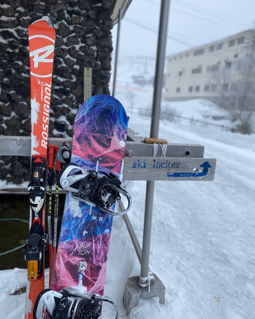 髙津奈々さんのインスタグラム写真 - (髙津奈々Instagram)「志賀高原セット🏂🎿 #shigakogen #powdersnow #skiing #snowboarding #burton #rossignol #leki #instagood #バートン　#ロシニョール　#mine」2月21日 21時34分 - nanatakatsu
