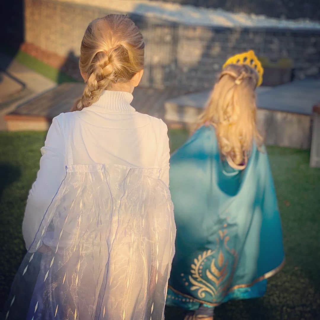 のインスタグラム：「Carnaval 2020.😍👏 Elsa & Ana #frozen #althea #adara #carnaval2020 @raquel_mauri」