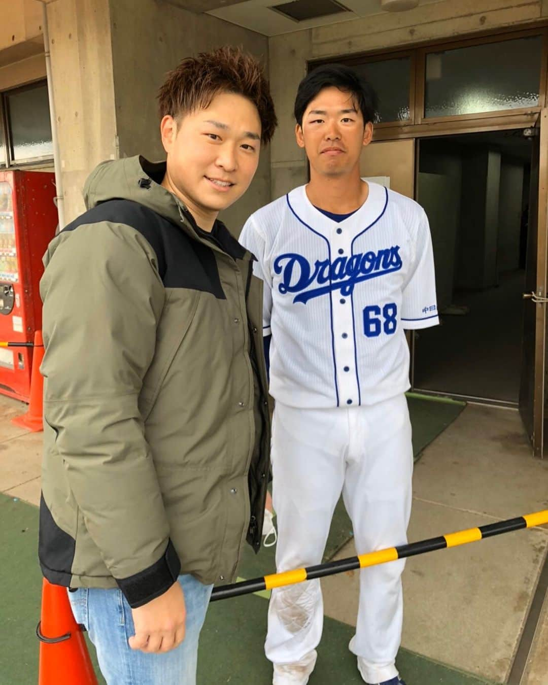 桂依央利のインスタグラム：「この前、吉澤さんが球場まで来てくださいました⚾️ 施術も全身してもらい、体のズレをとってもらい良くなりました🙏🏻 ますます頑張れそう🔥🔥🔥 ありがとうございました💪🏻 キャンプも残りわずかとなりました！たくさん応援にきていただき嬉しいです📣 沖縄これなかったけど名古屋から応援してくださってるみなさんもありがとうございます！ 声援が本当に力になります🤲🏻 しかし逆パンダがひどいな🐼 #桂依央利 #中日ドラゴンズ #沖縄キャンプ #北谷球場 #⚾️ #🐼　#🤓 #逆パンダ #最後まで全力ダッシュ #勝つ #俺か俺以外か」