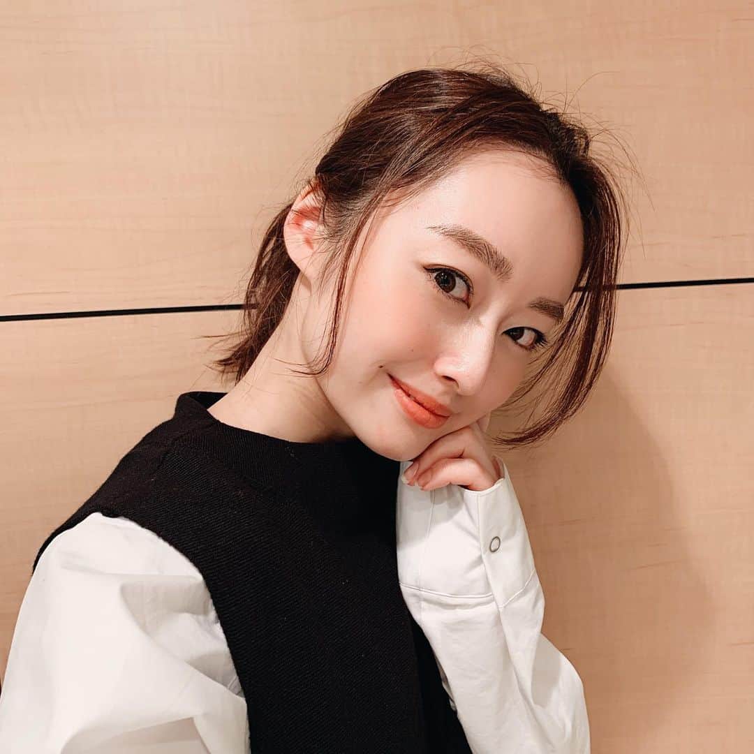 小祝麻里亜のインスタグラム：「自信が無いと、やはり気が滅入るし、外にも出掛けたくなくなりますよね🙄🙄だから自分が胸を張って前を向ける自信がちょっとでも欲しい。そんな時に私が助けられたのが、ファッション、ビューティー、表現する場所、でした🥰❣️ 幼稚園ごろなんですが、陰口を偶然聞いてしまって、地に落とされたように自信喪失したんです。幼いながらに。だけど、当時習っていたバレエの発表会の場だけ、観客に自分を見て！と胸を張れて、それが自信につながりました😊😊(バレエの発表会はドレスのような衣装を着れて、メイクアップもするので、余計に！) また紆余曲折あって自信を失い、殻に篭る時がありましたが、そんな時は大好きな洋服を母と一緒に買いに行って、洋服に身を包んでウキウキして😌✨✨✨子供モデルの仕事をしてる時も、自信がない自分を忘れて、新たな自分を表現するのがとても心地良くて。  私にとってファッションやビューティー、表現する仕事は心の安定剤でもあるんだなぁと思います。今も昔も。振り返ると。  もちろん、自分を大切にしてくれる周りの人達のおかげであることは確かなのですが、自信っていうのは自分が自分を信じることから始まるんで、自分で解決しなきゃいけないんですよね🤔 ． ． なんでそんな話を急にし始めたのかわからないですが🤣🤣(Instagramで長文って読んでくれる人いるのかな🤣) さっき眉毛サロンにいって、また綺麗にしてもらって🙏✨✨自信がついたから、ふいに思い出したのかも😳 ジムやビューティーサロン、美容室だったりもそうだし、綺麗にしてもらう、整えてもらう、自分を大切にしたくなる、素敵な洋服に身を包んでお出かけしたくなる、このドキドキを大切にしたいと改めて思いました💞  読んでくれた人は本当に有難うございます😂長すぎて長すぎて🙇‍♀️笑 ． ． ＿＿＿＿＿＿＿＿ #自信 #ビューティー #ファッション #眉毛メイク #眉スタイリング #眉毛サロン #美容 #뷰티스타그램 #얼스타그램 #메이크업」