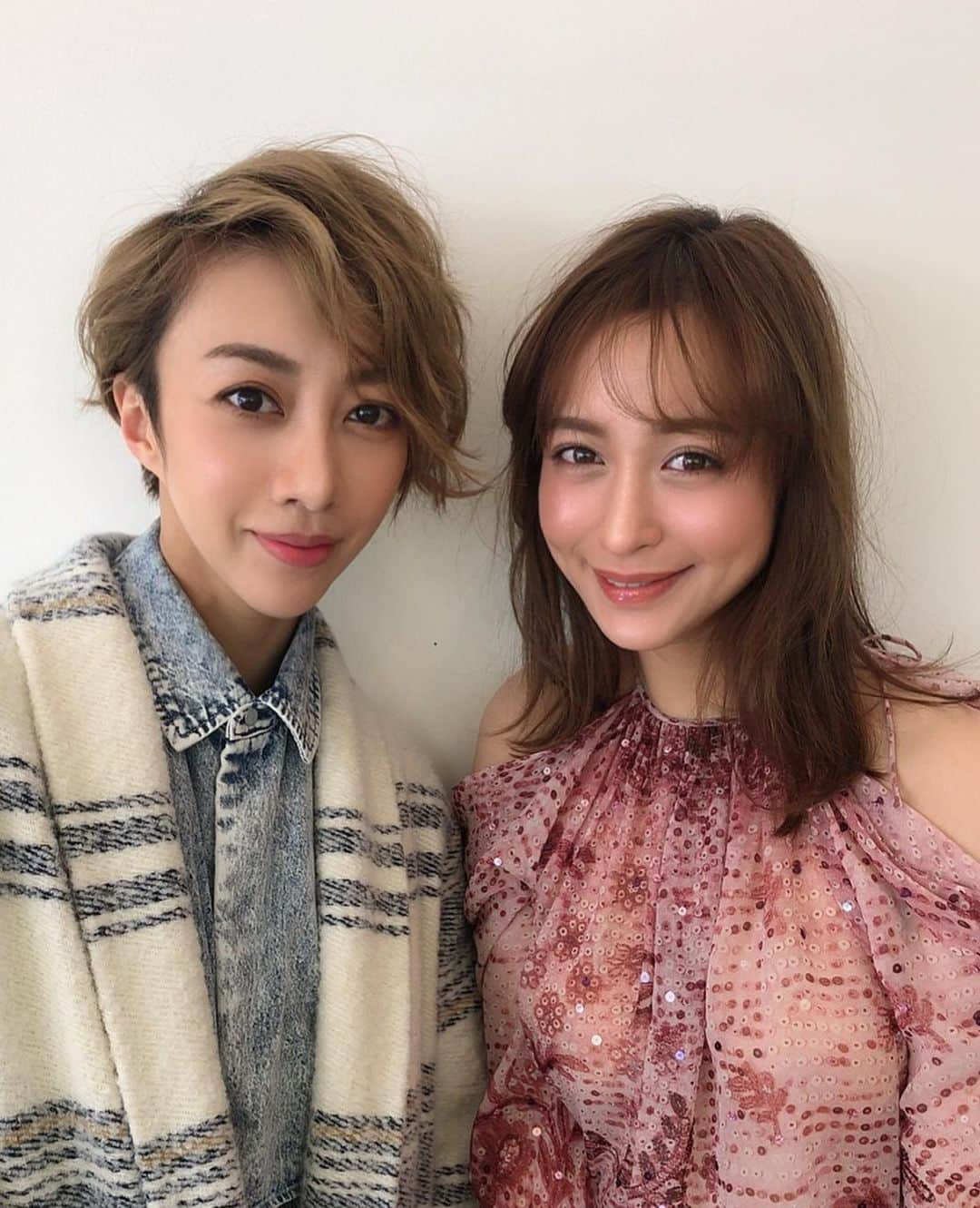 野崎萌香さんのインスタグラム写真 - (野崎萌香Instagram)「いつもお世話になっている 大好きなヘアメイクのCHIHARUさんの @shoyabuki0426 「脱！コンメイク」の表紙と 中ページをさせていただきました✨✨✨ . . .  その本が今日発売されました❤️ . . .  コンプレックスを生かして オリジナルの顔をより愛せるようにする メイク作り💄  目からうろこのテクニックが満載の メイク本になっています📒  大事な大事な本の顔になる 表紙を任せていただけて、 とっても嬉しかったです。  皆さん、是非お手にとって みてください🦩❣️ . . .  大ファンのみや様と同じ本に出ることが出来て 現場でもお会いできて感動でした🌝  @rurika_miya_official  #美弥るりか さん #CHIHARU さん」2月21日 21時37分 - moeka_nozaki