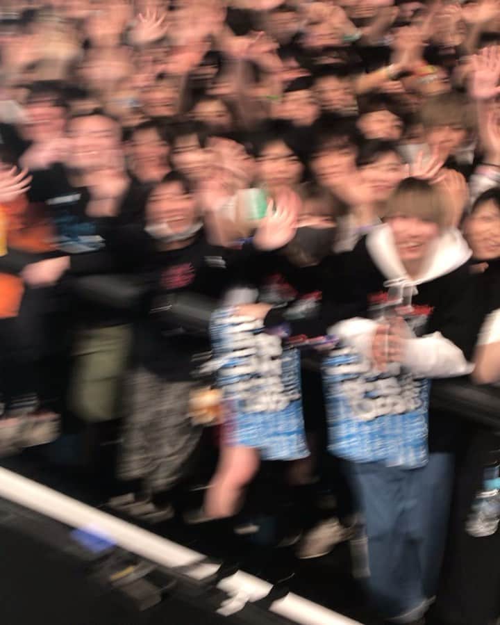 桜井誠のインスタグラム：「04 Limited Sazabys MISTERY TOUR  今宵のシークレットゲストに呼んでもらいました！ Dragon Ashは初めてみるっていうお客さんも多かっただろうに、温かく迎えてくれてめちゃくちゃ楽しかったです*\(^o^)/ KJもMCで言ってましたが、良いバンドには良いファンがいますね！ また一緒に音鳴らしたいんで、宜しくお願いします🤟  今宵のセットリストはこちら！ 紙には書いてませんが、一曲目は本人達にも内緒にしてたSquall！！ ストリーミング解禁したので、なぞって聴いてみるのもいいかも🥰🥰（あ、ダイアログはまだ売ってないかw） #04limitedsazabys  #dragonash #mysterytour」