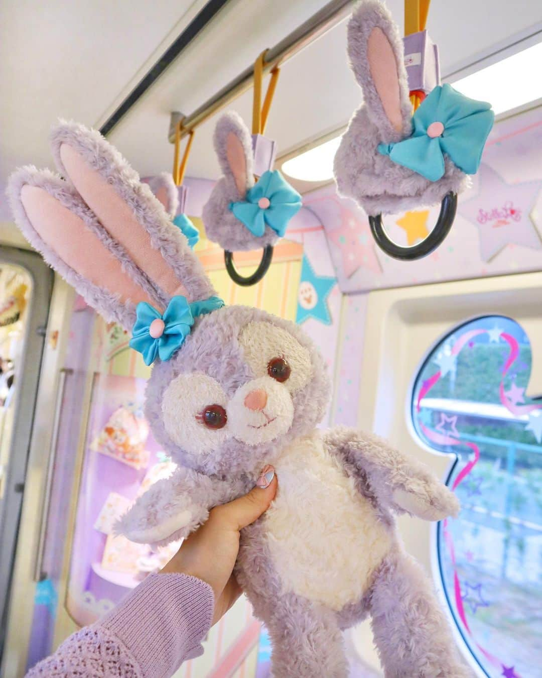 小沼瑞季さんのインスタグラム写真 - (小沼瑞季Instagram)「ここはどこでしょう🐰💭💜﻿ ﻿ ディズニーシーへ行くまでの﻿ 電車だよ〜🚃💕💕💕﻿ ﻿ ディズニーリゾートラインの電車が﻿ ダッフィー フレンズ仕様になってるの💕💖💘﻿ これは、、可愛すぎる🥺💗﻿ ﻿ 今回ステラルーバウンドだったので﻿ ルーちゃんの席座ってみた♡﻿ ﻿ ﻿ #heartwarmingdays#tokyodisneysea#disneysea#tds#disneyig#disneyresortline#東京ディズニーシー#ディズニーシー#ダッフィーフレンズ#ステラルー#ステラルーバウンド#ステラルーコーデ#ハートウォーミングデイズ2020#ハートウォーミングデイズ#ディズニーリゾートライン#みいきディズニー🏰💞」2月21日 21時51分 - mizukikonuma