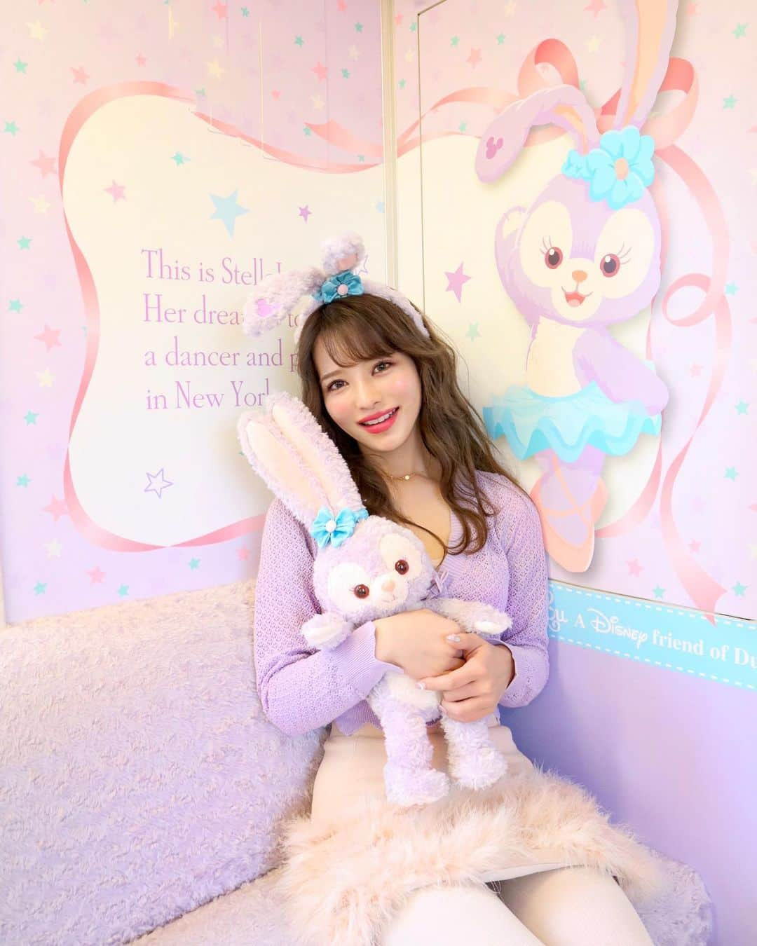 小沼瑞季さんのインスタグラム写真 - (小沼瑞季Instagram)「ここはどこでしょう🐰💭💜﻿ ﻿ ディズニーシーへ行くまでの﻿ 電車だよ〜🚃💕💕💕﻿ ﻿ ディズニーリゾートラインの電車が﻿ ダッフィー フレンズ仕様になってるの💕💖💘﻿ これは、、可愛すぎる🥺💗﻿ ﻿ 今回ステラルーバウンドだったので﻿ ルーちゃんの席座ってみた♡﻿ ﻿ ﻿ #heartwarmingdays#tokyodisneysea#disneysea#tds#disneyig#disneyresortline#東京ディズニーシー#ディズニーシー#ダッフィーフレンズ#ステラルー#ステラルーバウンド#ステラルーコーデ#ハートウォーミングデイズ2020#ハートウォーミングデイズ#ディズニーリゾートライン#みいきディズニー🏰💞」2月21日 21時51分 - mizukikonuma