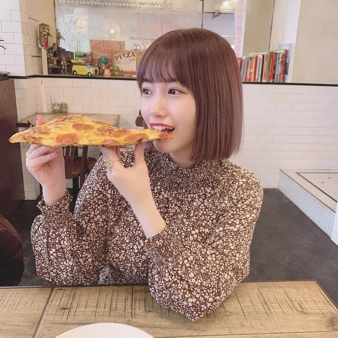 朝長美桜さんのインスタグラム写真 - (朝長美桜Instagram)「1ピースがとっても大きいピザ🍕﻿ ずっと食べてみたくてやっと行けました😊﻿ お腹いっぱいになるよ〜❤︎﻿ わたしは、サラミのピザ食べた🥰🥰✨美味しかった〜﻿ また食べたい🤤﻿ ﻿ #miocode は、﻿ めちゃめちゃヘビロテしているワンピース👗﻿ 花柄でティアードデザインになっていて可愛いの🥺﻿ 1枚でサラッと可愛くなれるから大好き〜〜💐﻿ ﻿ ﻿ #ピザスライス#代官山カフェ#渋谷カフェ#pizzaslice#pizza#ピザ#トリート#トリートユアセルフ#treaturself#treatürself#カチューシャ#coace#コーチ#バレーシューズ」2月21日 21時44分 - miochan_0517