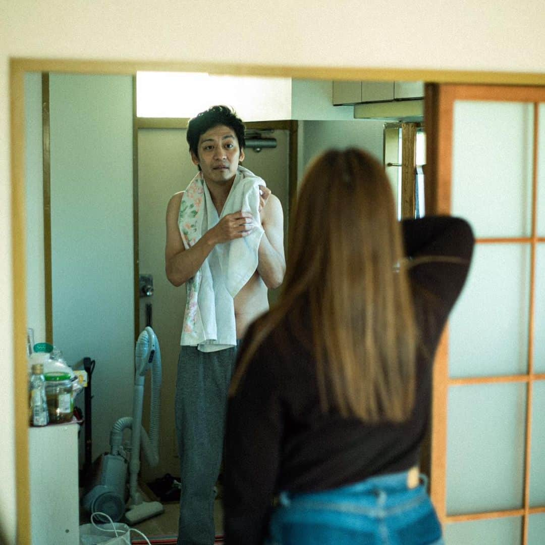 村田秀亮さんのインスタグラム写真 - (村田秀亮Instagram)「タオル臭っ！  #風呂あがり #タオルで頭拭いてたら #なんかくさっ #「なにこのにおい」 #「ちゃんと洗った？」 #「洗ったよ！！」 #「どれで洗ったん？」 #外国の箱の洗剤 #コストコで見たことあるやつ #艶々の金髪の外国人の子供が #2人で笑ってるパッケージ #裏の説明全部英語 #絶対分量あってない #雨の日の野良猫 #安い居酒屋のビールジョッキ #でもなんかくせになってきた #ずっとにおってられる #カップルあるある #哀愁一コマ芝居」2月21日 21時49分 - toromurata