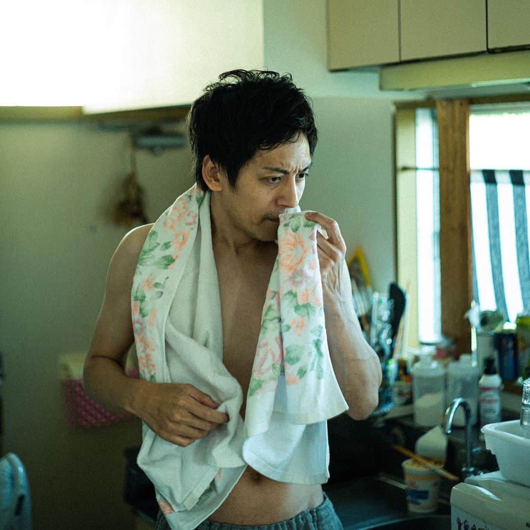 村田秀亮のインスタグラム：「タオル臭っ！  #風呂あがり #タオルで頭拭いてたら #なんかくさっ #「なにこのにおい」 #「ちゃんと洗った？」 #「洗ったよ！！」 #「どれで洗ったん？」 #外国の箱の洗剤 #コストコで見たことあるやつ #艶々の金髪の外国人の子供が #2人で笑ってるパッケージ #裏の説明全部英語 #絶対分量あってない #雨の日の野良猫 #安い居酒屋のビールジョッキ #でもなんかくせになってきた #ずっとにおってられる #カップルあるある #哀愁一コマ芝居」
