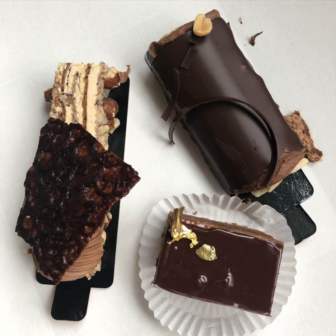 レイチェル・クーさんのインスタグラム写真 - (レイチェル・クーInstagram)「C O C O A 🍫 Anyone eaten a SAVOURY dish with cocoa/chocolate at a high end/michelin starred restaurant in London/Paris or Amsterdam? If so what, where and more importantly was it good??? Pic from a 'research' cake tasting. We all know chocolate tastes good in sweet dishes 😋 . . . . . . . . #rachelkhoo #chocolate #cocoa #michelinstar」2月21日 21時54分 - rachelkhooks