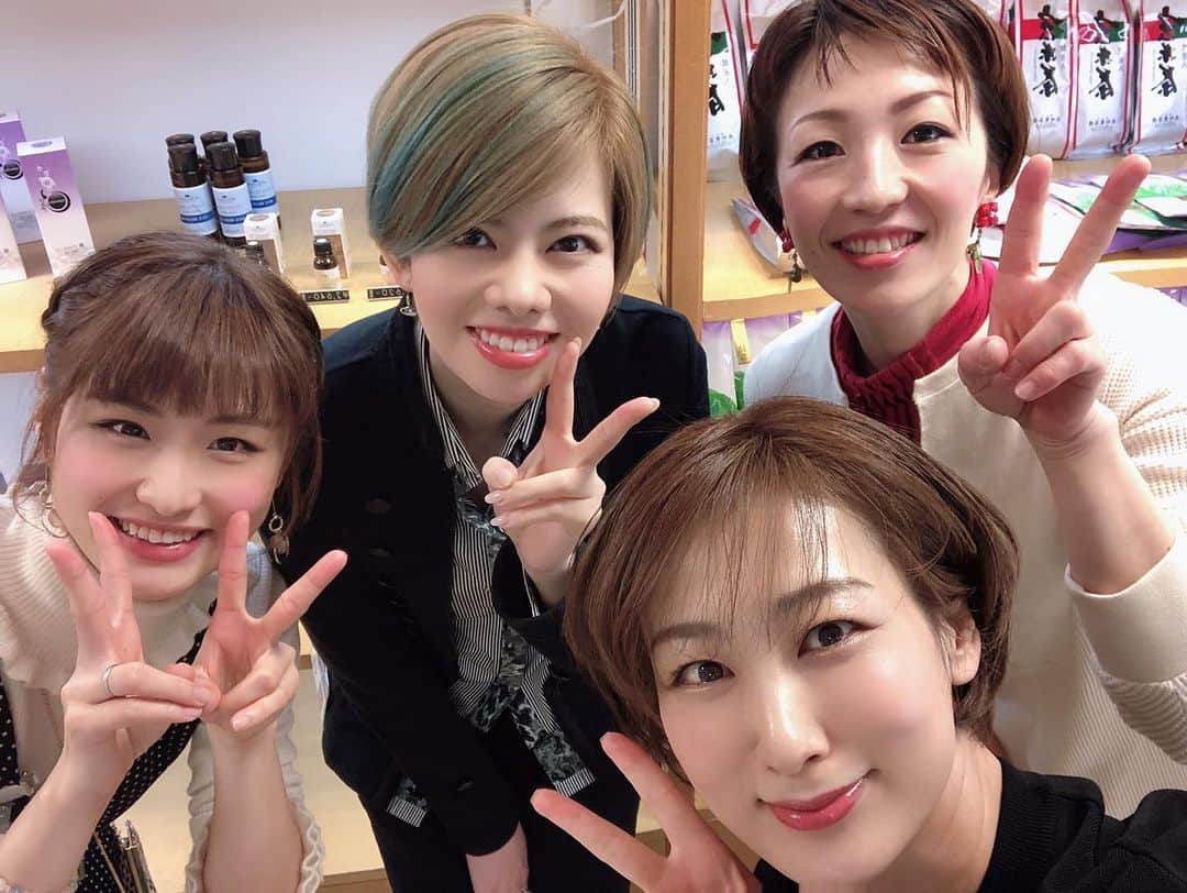 のインスタグラム：「＊ 本日もOGマルシェ、１日ありがとうございましたっ♡ 梓さんのインスタライブにも本日は参加させていただきまして、みなさまのコメント・ハートが凄く嬉しかったです♡ ありがとうございましたっ！！ 明日も配信するとのことですが…私は14:30からの出勤ですので、みなさまと一緒に配信を見させていただきたいと思っていますっ😆😆 . . 明日もお待ちしております！ 是非、いらしてくださいね〜✨✨」