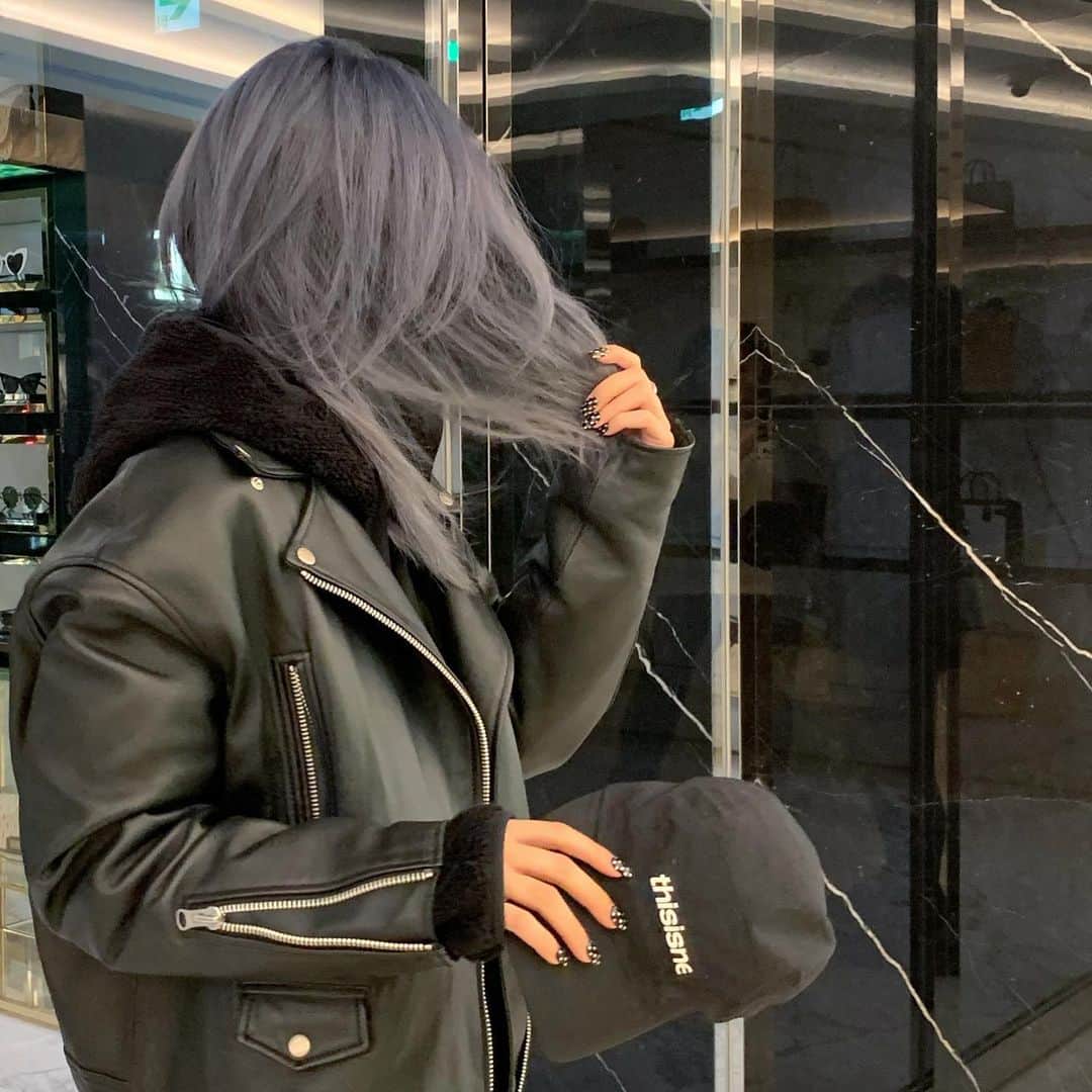 原涼香さんのインスタグラム写真 - (原涼香Instagram)「髪を染めました😈😈 𝗕𝗹𝘂𝗲 𝗦𝗶𝗹𝘃𝗲𝗿 ❤︎ セルカはまた後日、、📸ㅎ ㅤㅤㅤㅤㅤㅤㅤㅤㅤㅤㅤㅤㅤ」2月21日 21時58分 - suzuka_hara