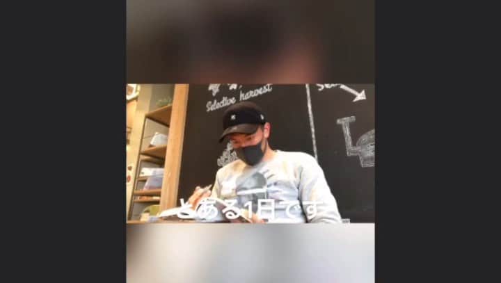 鈴木翔登のインスタグラム：「24時間のうちの 約1時間の映像。 この本は意思力などいらない。環境だ。 みたいな。簡単に言うと あしたもいい1日に！ ・ ・ #栄養 #ボディメイク #筋トレ #マーケティング #コーチング #football #soccer #Cafe #coffee #YouTube」
