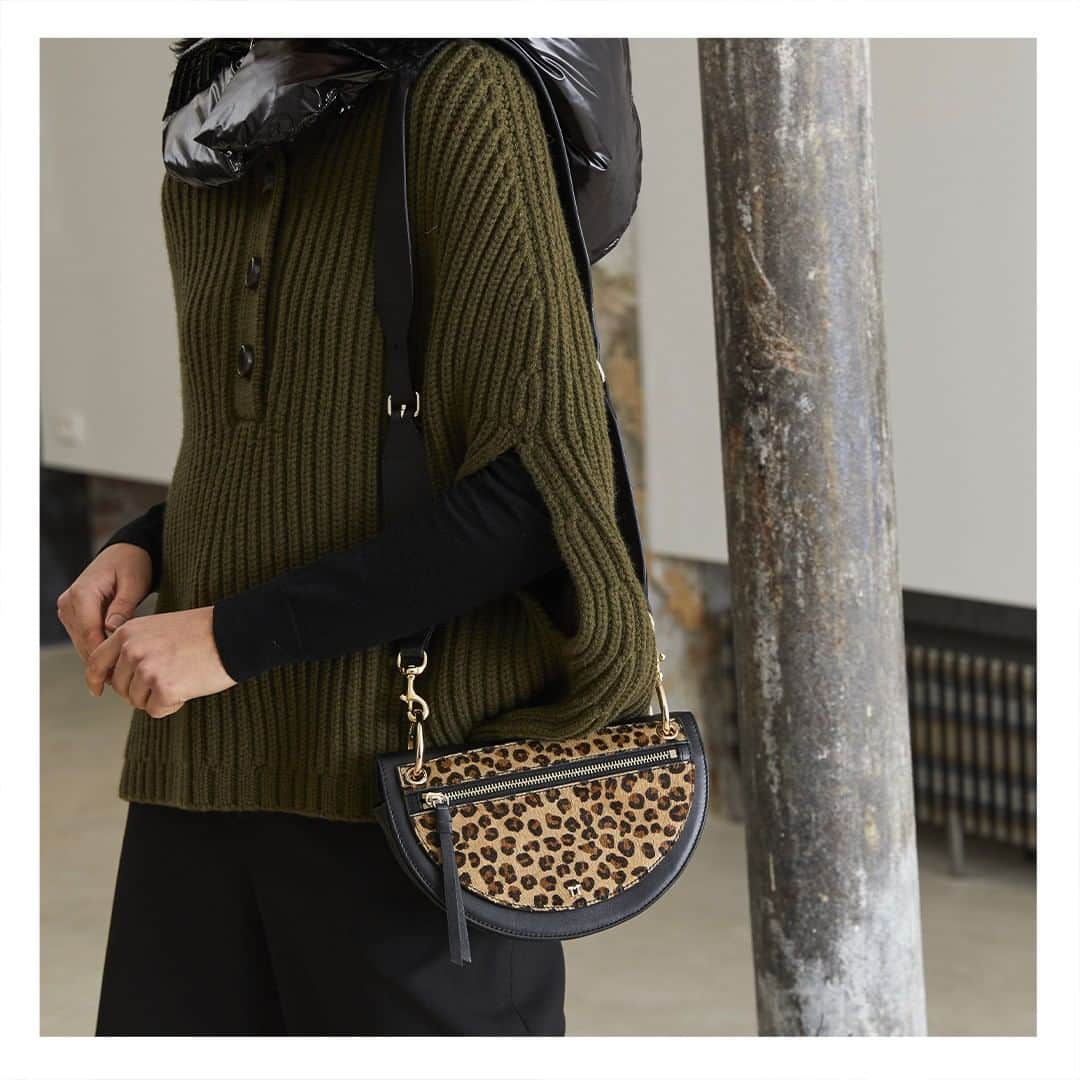 ティラマーチのインスタグラム：「Double clutch, double lather, double style #TilaMarch #Bag #Style」