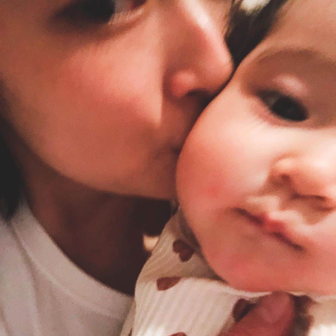 松本亜希のインスタグラム：「らぶらぶちゅっちゅ👶🏻👩🏻❤️🧡💛💚💙💜🤍 . #babygirl#女の子ベビー#まますたぐらむ #7ヶ月ベビー #7月2日生まれ」