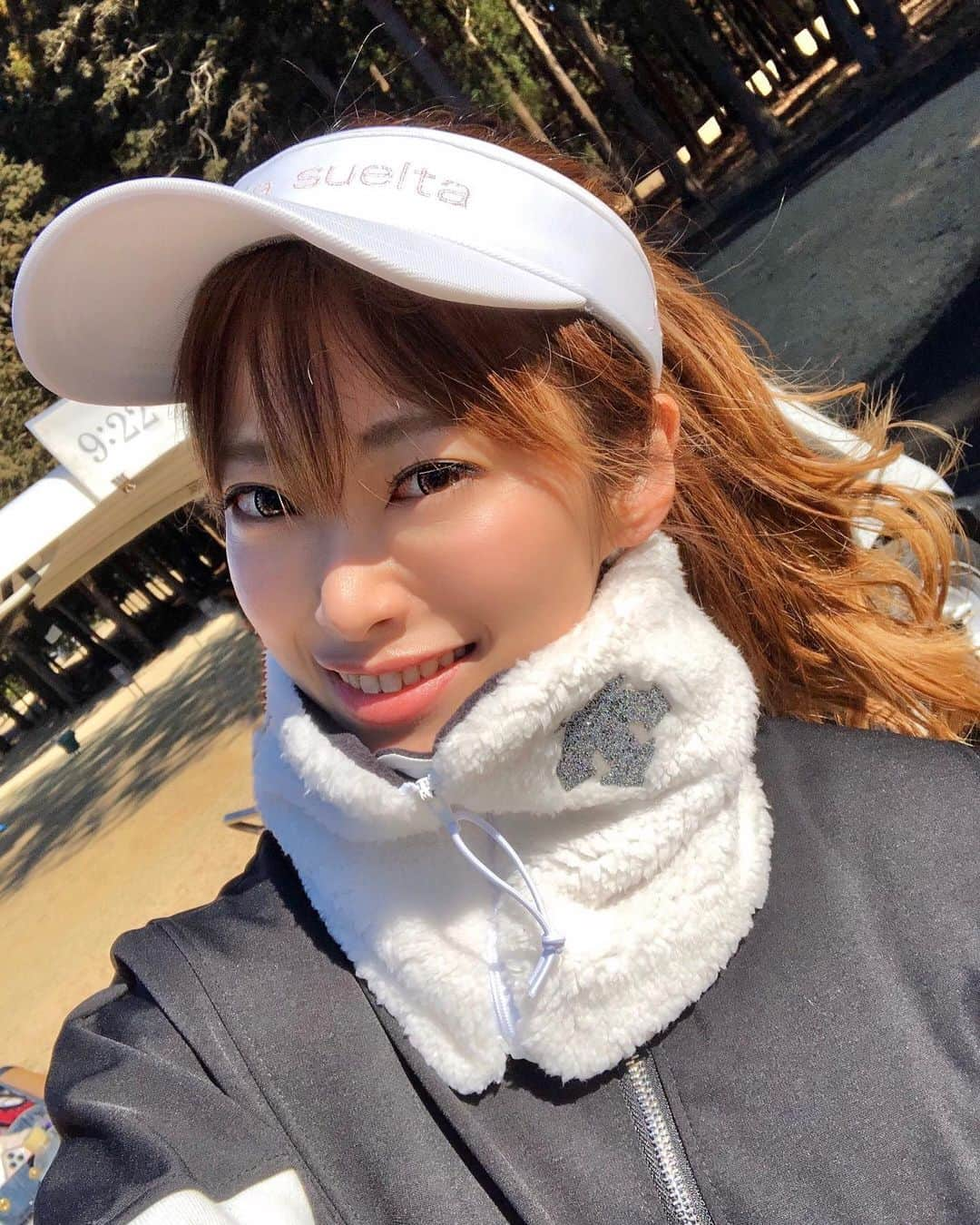 畑中香澄さんのインスタグラム写真 - (畑中香澄Instagram)「Enjoy Golf⛳💛 . 8回目のラウンド〜！！！ あったかくなってきたからやっと行けた🎶 . @descentegolf のネックウォーマー初おろし💛 スワロフスキーがきらきらしてて好みすぎる🥰🥰 . 春夏のゴルフウェアも絶対可愛いし楽しみ💛 . 今夜は銀座GENIUSでDJだから遊びに来てねーっ！😝🎧 . . #descentegolf #DJKASUMI #femaledj #デサゴルゴルファー  #デサントゴルフ #ゴルフ女子」2月21日 22時14分 - djkasumi_jpn