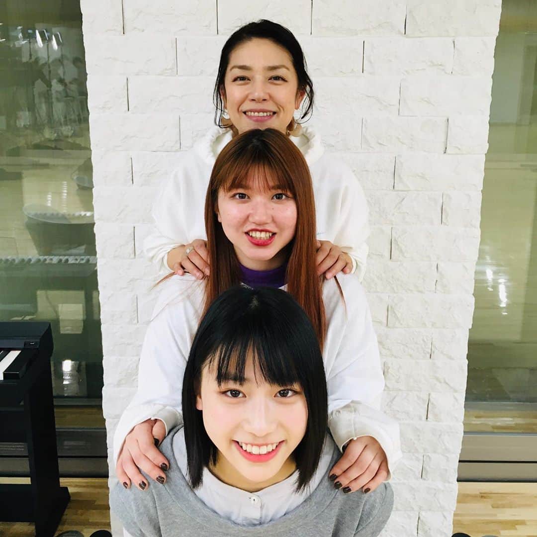 加藤紀子のインスタグラム：「YouTube配信番組“tinytiny”、 アンジュルムより、竹内朱莉ちゃん、橋迫鈴ちゃんゲスト回です。 メンバー卒業＆募集のことや、 鈴ちゃん見事な食レポやサンタさんからもらったプレゼントのお話、 おタケちゃんの精一杯で優しい佇まいが満載な内容かと！  事務所内三世代… ぜひお付き合いくださいませ！  #tinytiny #アンジュルム #youtube #加藤紀子 #衣装として着させてもらったパーカーはtoufbeatsさんからの頂きもの」