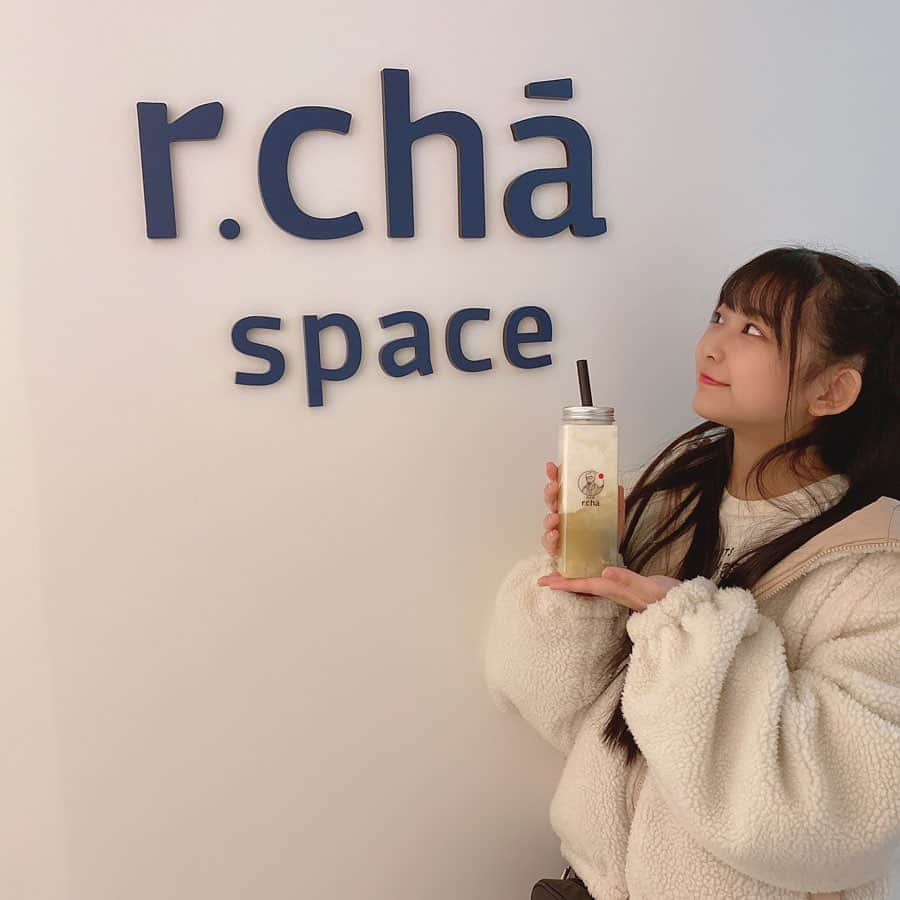 馬場彩華のインスタグラム：「ちゃ。 . . ″r.cha″っていうお店です☁️ . ちなみにさやかが飲んだのはピーチーズというもの🍑 . イートインスペースもあってめちゃんこおしゃれだった☁️☁️ . . #ある茶 #お母さんに連れられて #とっても美味しかった」