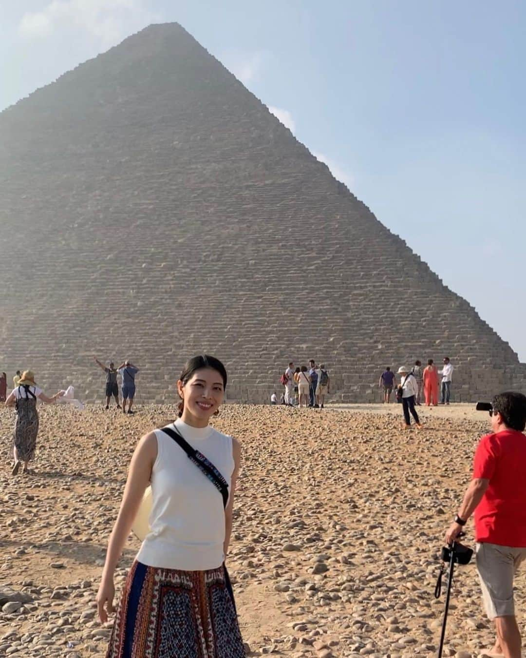 日高大地のインスタグラム：「ちょっと前のですが、、、﻿ エジプト旅行記始めます🇪🇬﻿ ﻿ エジプト旅行記【カイロ】﻿﻿ 1.2.3. ギザの3大ピラミッド　﻿凄い迫力！！ 4. 可愛いラクダちゃん🐫﻿ 5.6. スフィンクス！😘😘😘 7. 屈折ピラミッド　途中で設計変更されたみたいで、屈折しています。﻿ 8. 階段ピラミッド﻿ ﻿ ずっと行ったみたかったエジプト🇪🇬﻿ 想像以上の迫力と暑さでしたが、毎日感動で胸が熱くなりました。﻿ 旅行の楽しさって世界遺産や有名なスポット巡りはもちろんですが、私は人との出逢いかなと☺️﻿ その国の人と話して、触れ合って色々な体験をする。﻿ これが楽しかったら旅行は最高の思い出になる✨﻿ ﻿ #travel #travelgram #instatravel #travelphotography #世界遺産 #旅写真#旅スタグラム#海外旅行﻿ #エジプト #エジプト旅行#ピラミッド#カイロ#ギザ#スフィンクス#砂漠#ナイル川#クルーズ#ナイル川クルーズ#egypt#pyramid#pyramids#camel#cairo#giza#🇪🇬」