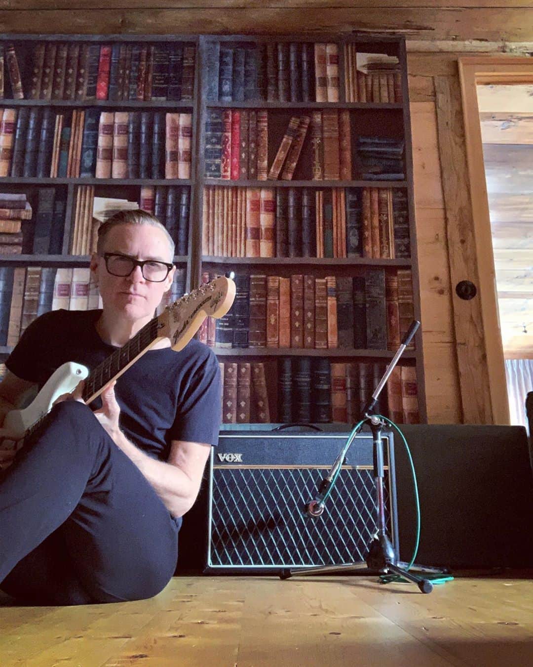 ブライアン・アダムスのインスタグラム：「Recording with the classic combo of @fender Stratocaster and a Vox amp. The Vox is an odd one, I usually use an AC-30, this is called a Cambridge Reverb and it sounds great. The Strat is a #ritchieblackmore signature model (thank you @keithscott99 !) with the scalloped frets and it also sounded great thru this Vox. (Blackmore is one of my guitar heroes btw) #voxamps #fenderstratocaster」