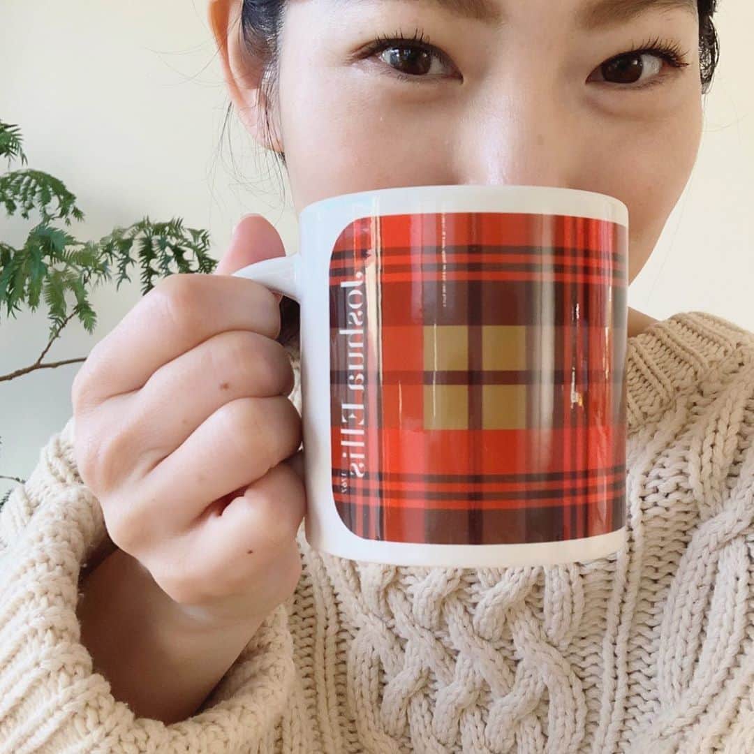 のインスタグラム：「チェックの色合わせがツボ☕︎♡なお土産をありがとうございました🤎🧡 ・ ・ ・ #capeheights  #ケープハイツ #展示会 #お土産 #ありがとうございました #선물 #고맙다」