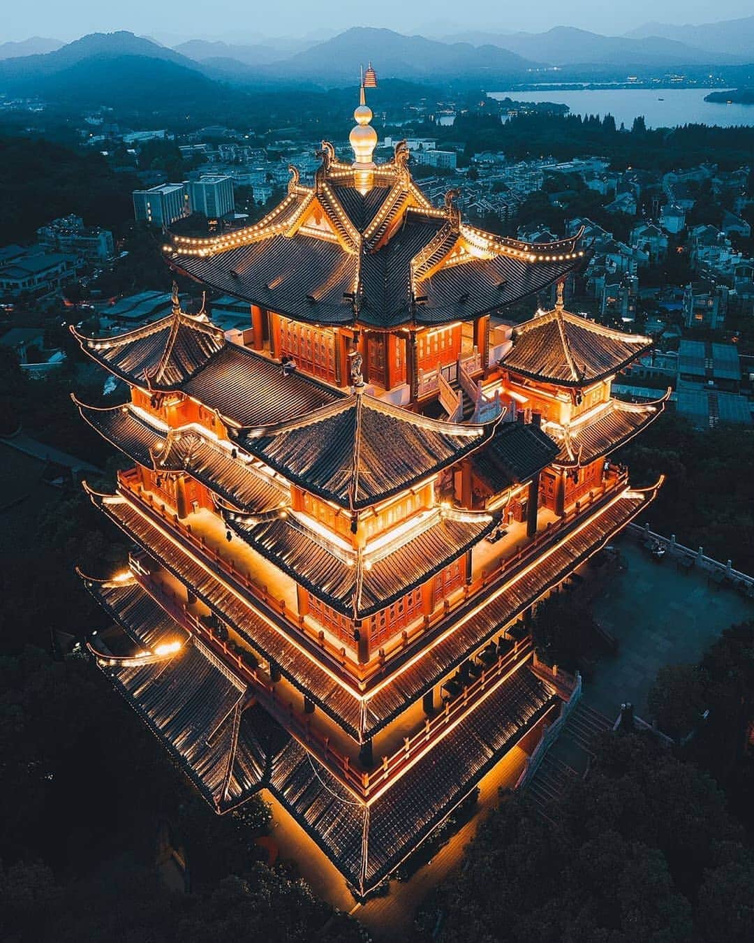 BEAUTIFUL DESTINATIONSさんのインスタグラム写真 - (BEAUTIFUL DESTINATIONSInstagram)「Hilltop pagoda in Hangzhou ⛩ The tiered towers with multiple eaves common to China, Japan, Korea, Vietnam, Nepal, Myanmar and other parts of Asia. Have you seen one in person before? Let us know what you think in the comments! (📸: @kevouthere 📍: Hangzhou, China)」2月21日 22時39分 - beautifuldestinations