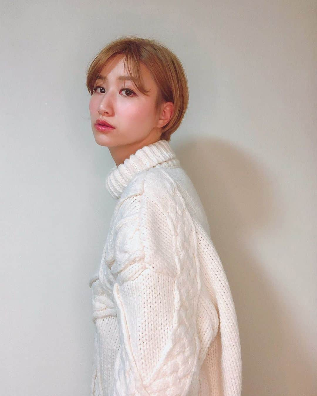 伊藤沙菜さんのインスタグラム写真 - (伊藤沙菜Instagram)「・ ばっっっっっっさりいきまして キンパツショートにしました🌈🍒🧒🏼💫🍭 ㅤㅤㅤㅤㅤㅤㅤㅤㅤㅤㅤㅤㅤ ガンッガン躊躇なく切っていくもんだから 気づいた時には鏡越しでガンつけちゃってました🙄w ㅤㅤㅤㅤㅤㅤㅤㅤㅤㅤㅤㅤㅤ しかしながら、やっぱりカリスマ間違いない🙇🏼‍♀🙏🏻️🙇🏼‍♀️ ㅤㅤㅤㅤㅤㅤㅤㅤㅤㅤㅤㅤㅤ パイセンまぢありがとう🥺💖 @yoshikatsu617  @theburrow.hair  ㅤㅤㅤㅤㅤㅤㅤㅤㅤㅤㅤㅤㅤ 【 Burrow 】 📍札幌市中央区南3西2丁目12番地2ラスコムビル8F #ショート　#イメチェン　#金髪ショート　#大通り美容室」2月21日 22時40分 - 37room_official