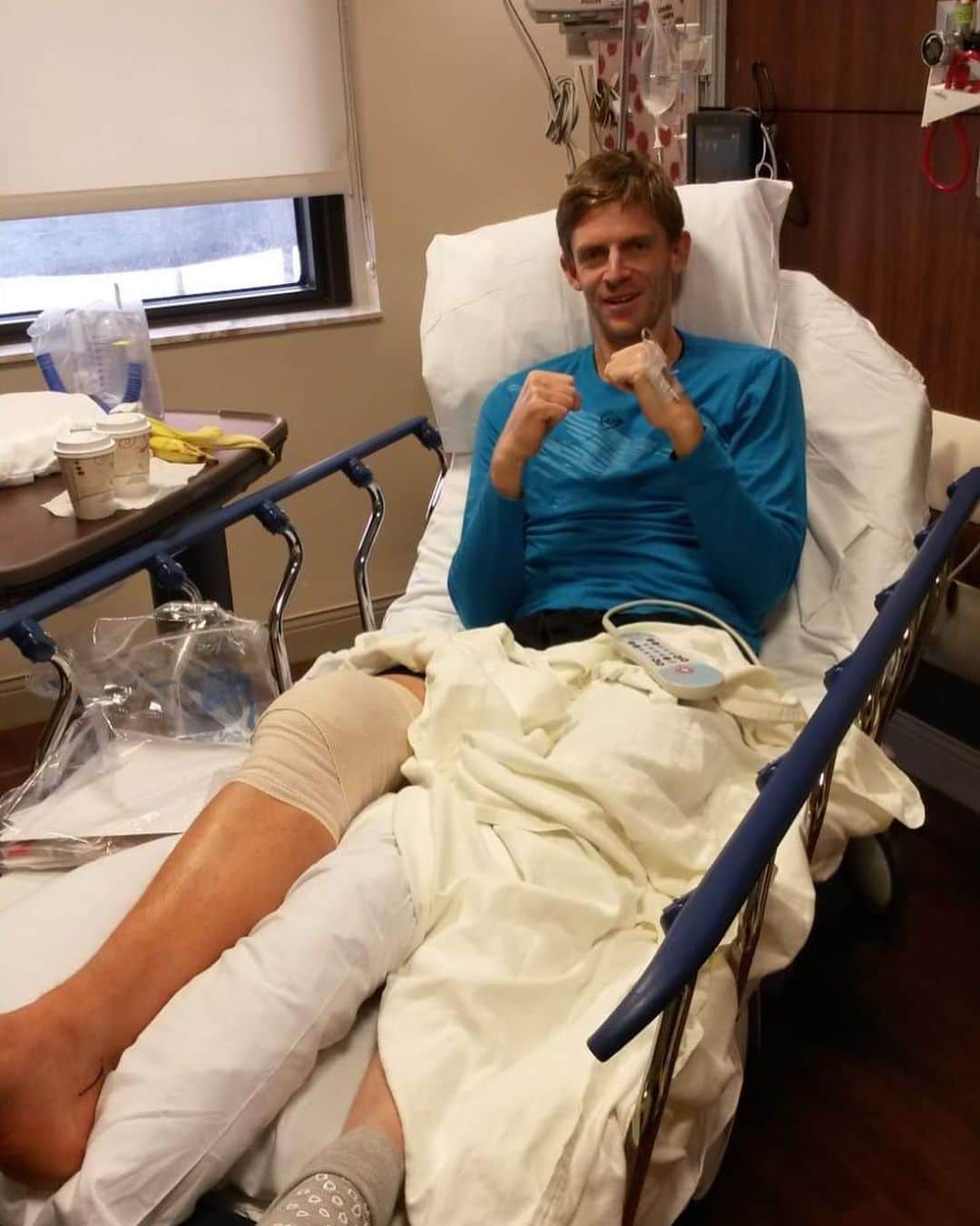 のインスタグラム：「Mid way through December last year, during my off season training, I injured my right knee. I tried to push through both in training and on the match court, but it didn’t get better. I had scans done in Australia, and they unfortunately showed that I had suffered a medial meniscus tear. After consulting with medical professionals and my team we decided that having surgery was the best way forward. I had the procedure done Wednesday.  It is beyond difficult and frustrating to have to deal with this, after the setbacks I had last year. But I know it’s the right decision for me to get back where I want to, and rest assured I will do everything in my power to get there.  Thank you for all your continued support and I look forward to seeing you back out there as soon as possible. 🙏」