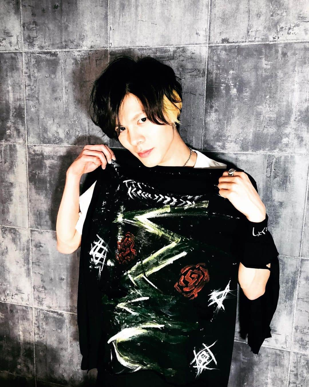 井出卓也さんのインスタグラム写真 - (井出卓也Instagram)「#⚡️ #オリジナルtシャツ  #🌹 #しょくいん」2月21日 22時47分 - takuyaide_official